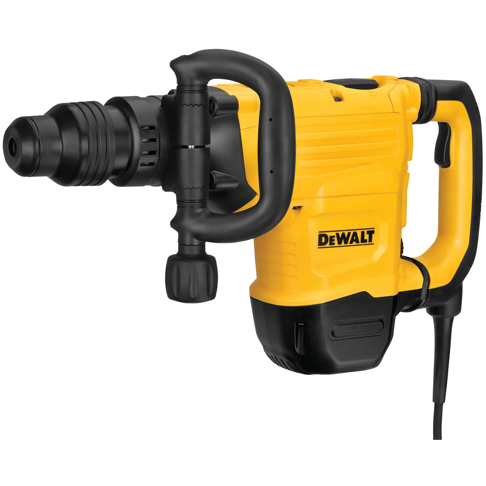Un operaio edile con casco di sicurezza e giubbotto ad alta visibilità sta usando un martello demolitore giallo DEWALT per rompere il cemento in un cantiere. Sullo sfondo sono visibili ponteggi e un edificio non ancora completato.