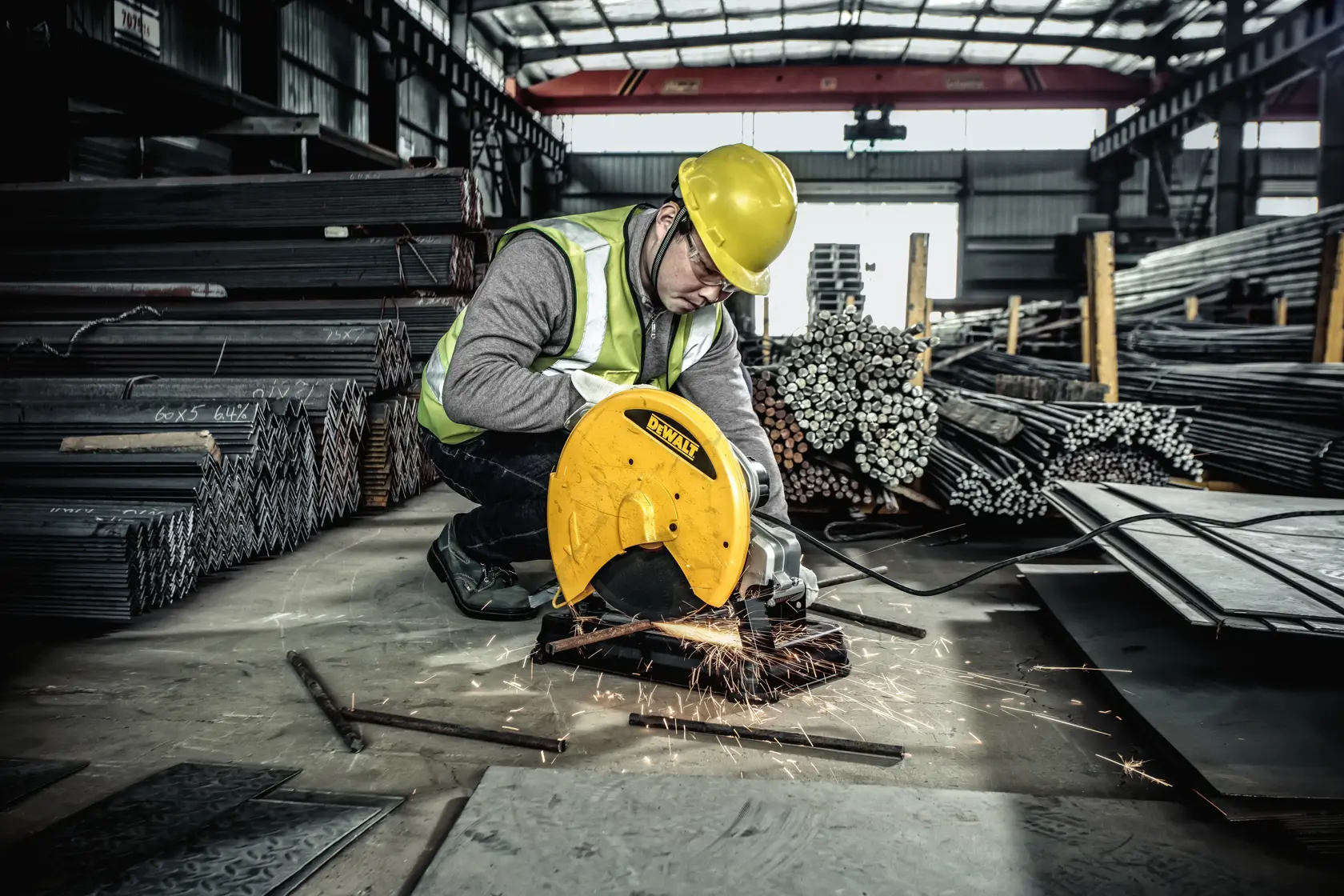 Une scie à onglet portative de marque DEWALT avec un design jaune et noir, dotée d'une lame circulaire, d'une poignée, d'un protège-lame de sécurité et d'une base solide pour la découpe du métal.