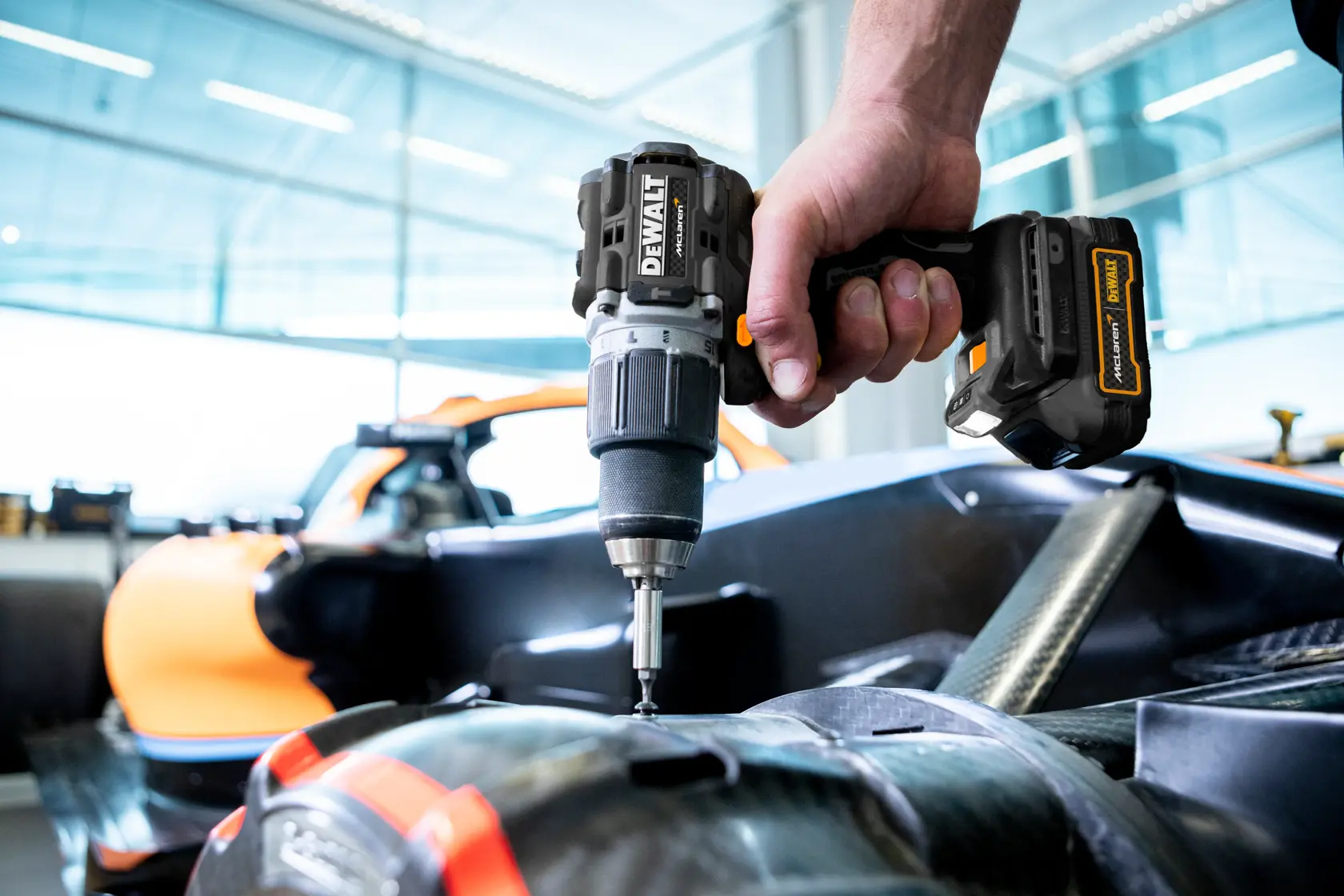Trapano avvitatore a percussione 18V XR Brushless - DEWALT x McLAREN TEAM F1 in edizione limitata