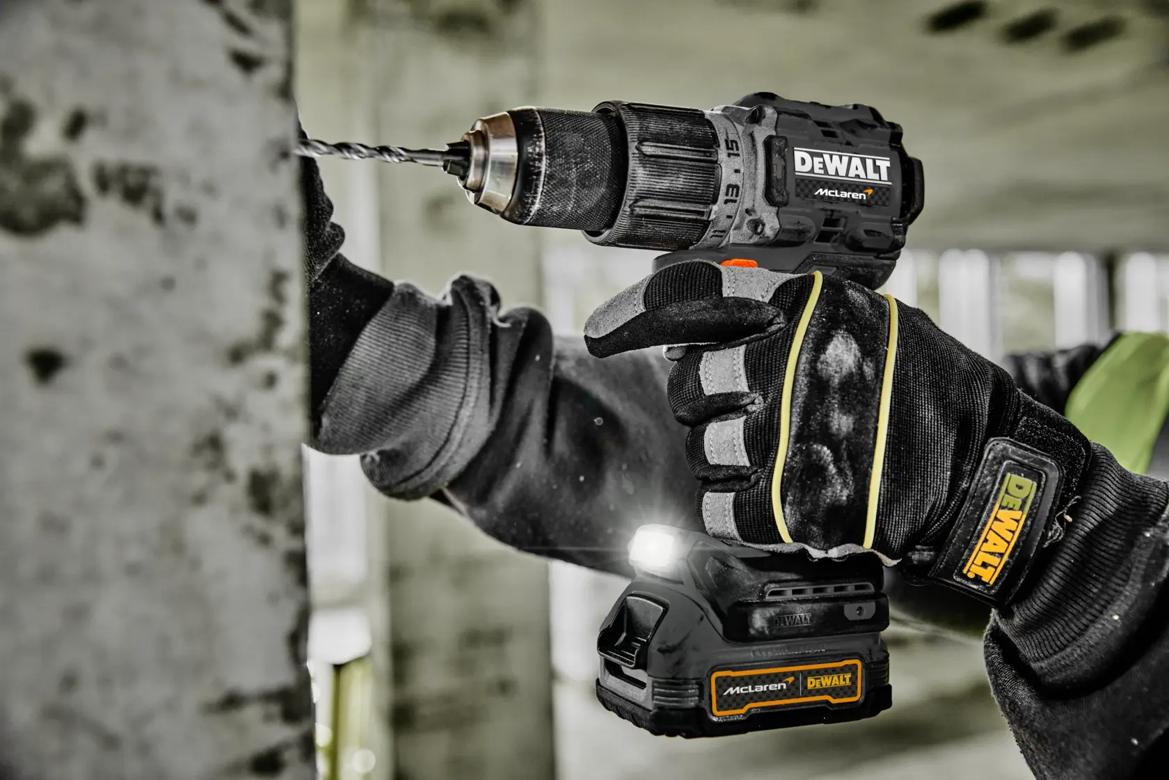 Trapano avvitatore a percussione 18V XR Brushless - DEWALT x McLAREN TEAM F1 in edizione limitata