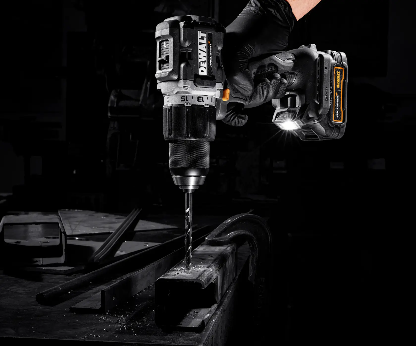 Trapano avvitatore a percussione 18V XR Brushless - DEWALT x McLAREN TEAM F1 in edizione limitata