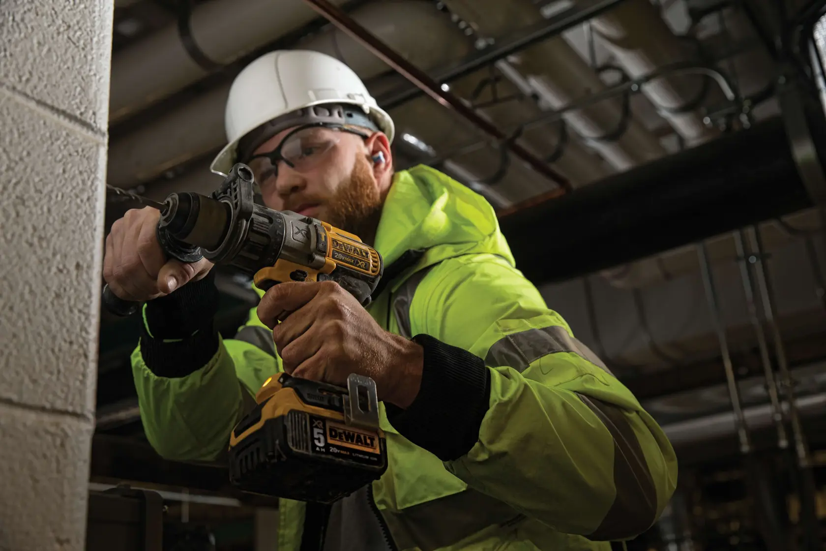 Trapano a batteria Dewalt DCD996P2 20V Max XR con design giallo e nero e batteria al litio da 5,0Ah montata, mostrato su sfondo bianco.