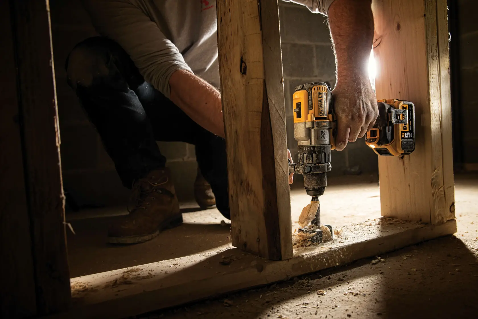 Un trapano a batteria DEWALT DCD996P2 20V Max XR con corpo nero e giallo, impugnatura ausiliaria e batteria agli ioni di litio. Il trapano presenta etichette 5AH, fabbricazione negli USA e tecnologia XR.