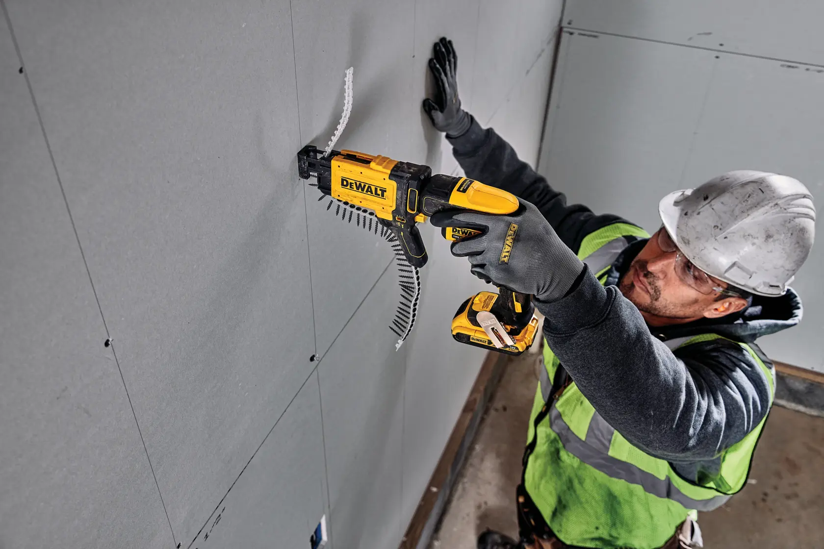 Accessoire pour visseuse à plaque de plâtre DEWALT DCF6202, présenté en vue latérale avec une coque jaune et noire, conçu pour être utilisé avec des outils électriques DEWALT compatibles.