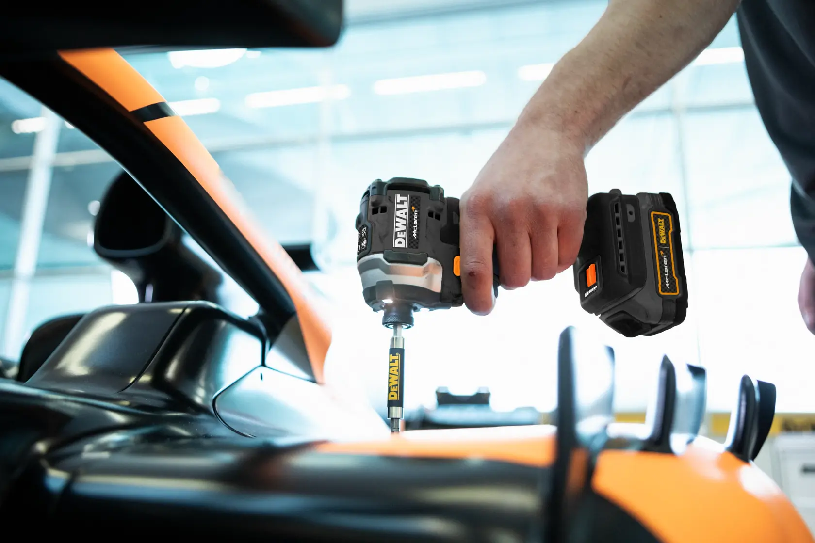Avvitatore a impulsi 18V XR Brushless - DEWALT x McLAREN TEAM F1 in edizione limitata