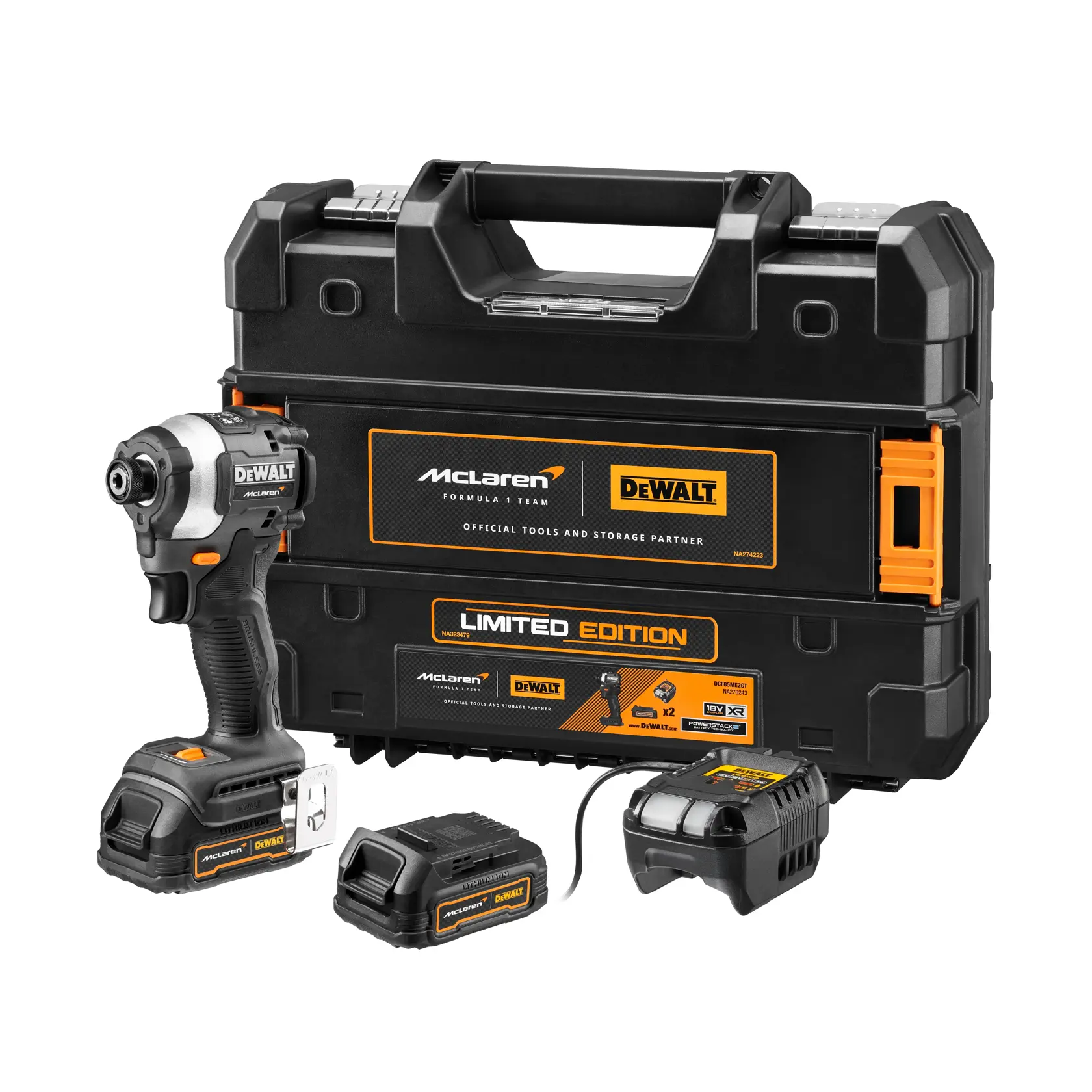 Set di utensili DEWALT edizione limitata con marchio McLaren, che include un avvitatore a impulso senza fili, due batterie, caricabatterie e una valigetta da trasporto nera e arancione con i loghi McLaren e DEWALT.