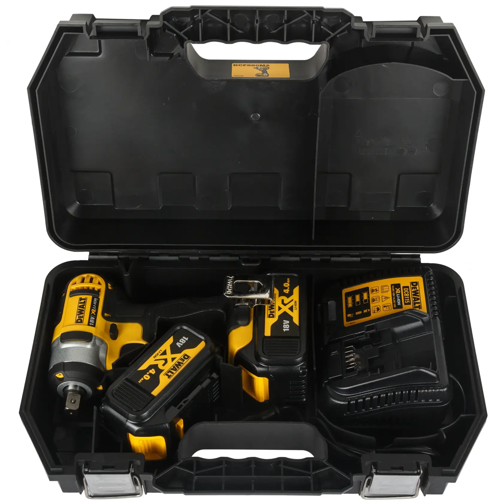 Kit Dewalt DCF880M2 comprenant une clé à chocs 20V MAX 1/2 pouce, deux batteries 20V MAX XR 4.0Ah, un chargeur et un sac de kit noir et jaune marqué Dewalt. Les objets sont affichés ensemble sur un fond neutre.