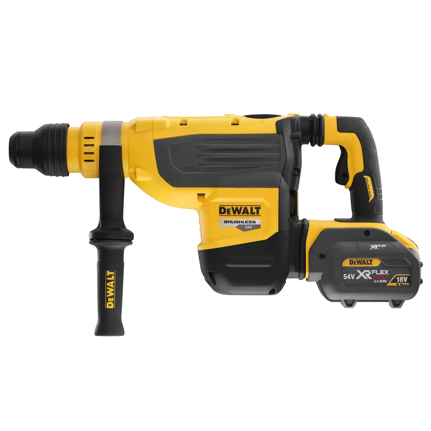 Un ouvrier du bâtiment portant un équipement de sécurité utilise un marteau rotatif DEWALT (modèle DCH733X2) sur un pilier en béton dans un chantier inachevé, avec un filet de sécurité le long du bord et des bâtiments visibles en arrière-plan.