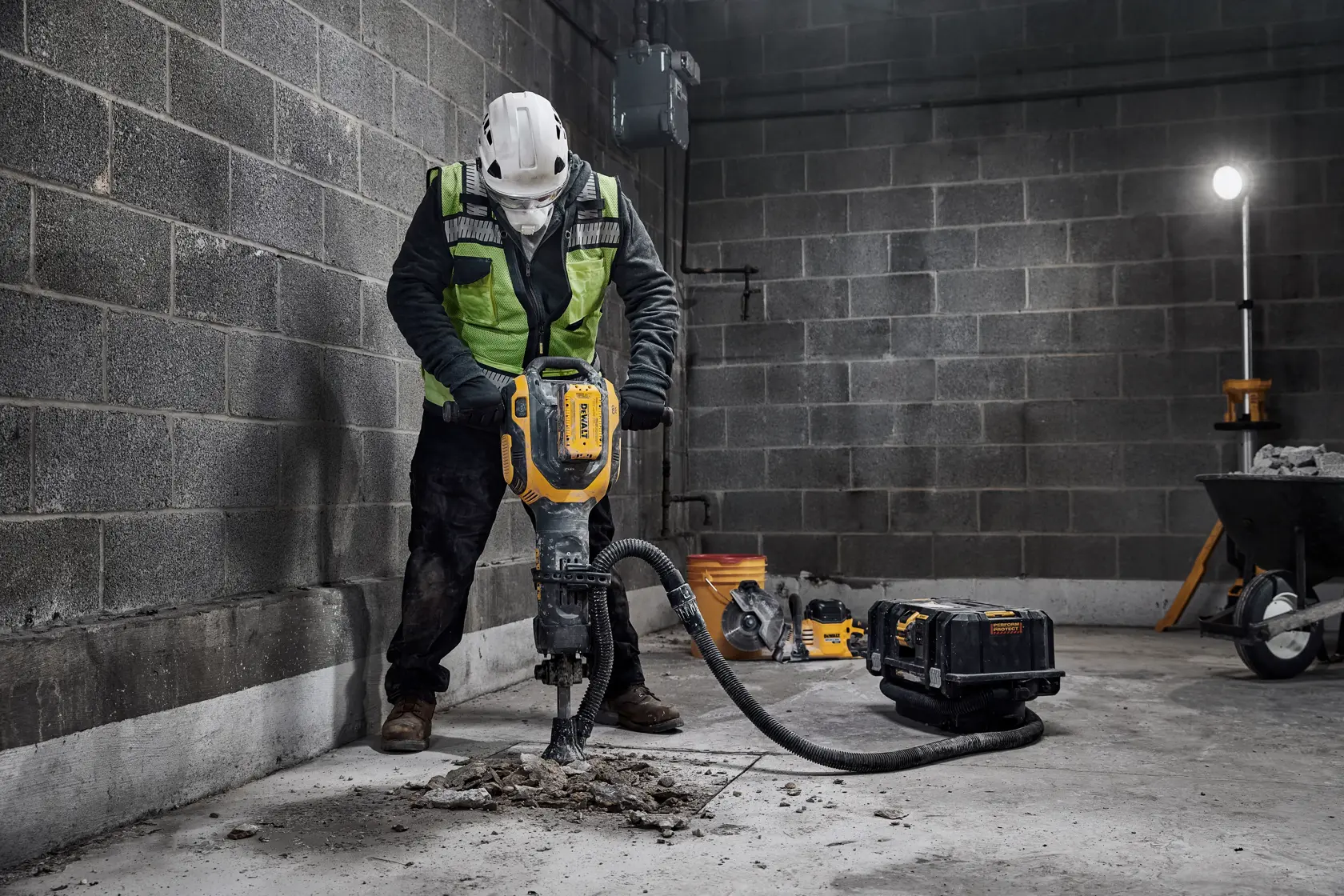 Operaio usa DEWALT DCH966Z2, DCH966Z2-XE su pavimento di cemento. Categoria fotografia.
