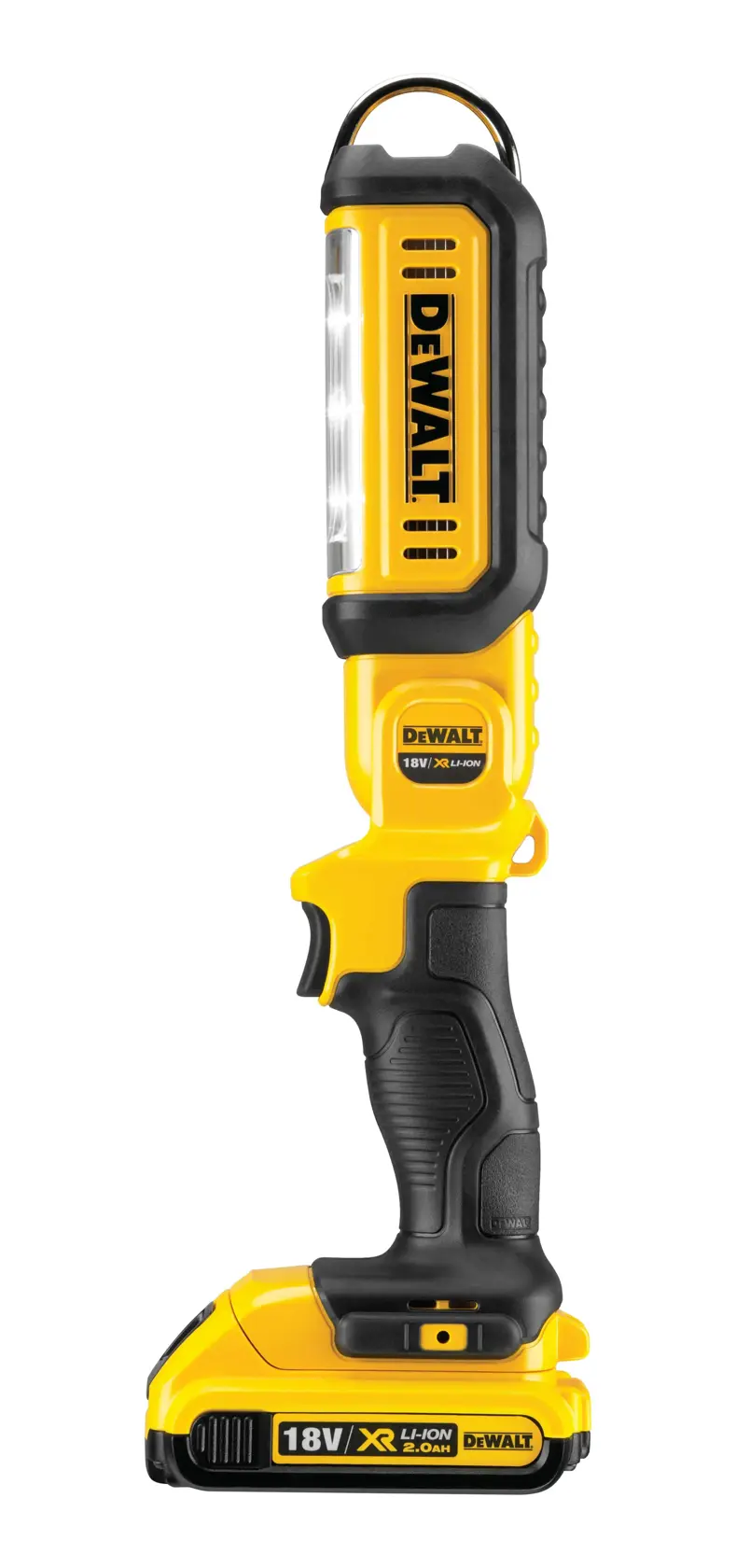 Une personne est agenouillée et travaille sur une unité électrique ouverte à l'aide d'outils. Au sol se trouve une lampe de travail LED portable DEWALT DCL050, éclairant la zone de travail.