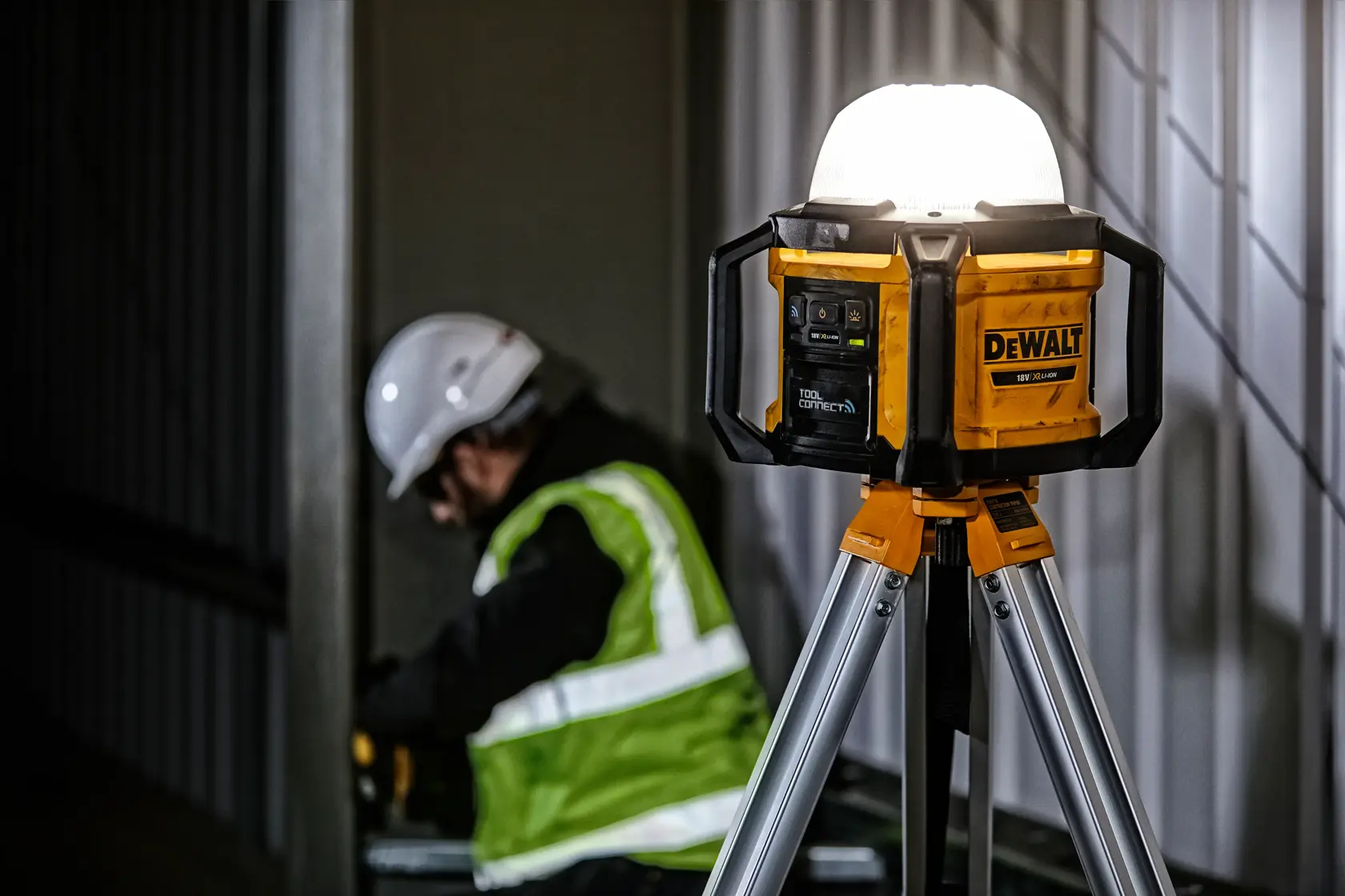 Faro LED con fascio di luce a 360° XR 18V (senza batterie e caricbatteria)