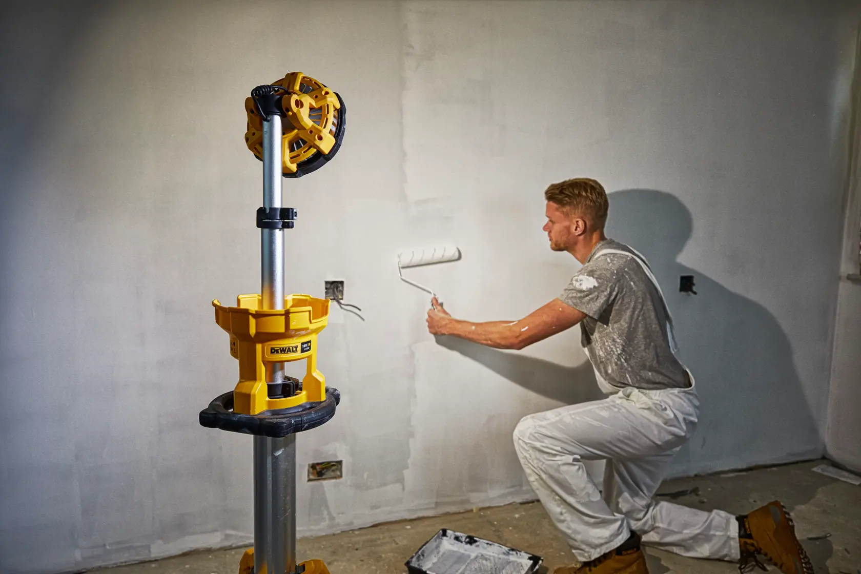 DEWALT video highlights the 20V tripod light DCL079, its brightness, runtime, and compatible tools in a workshop setting.