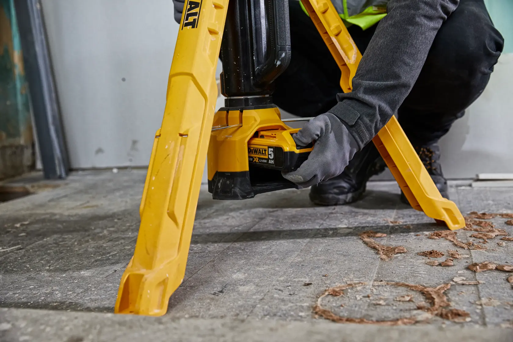 DEWALT video highlights the 20V tripod light DCL079, its brightness, runtime, and compatible tools in a workshop setting.