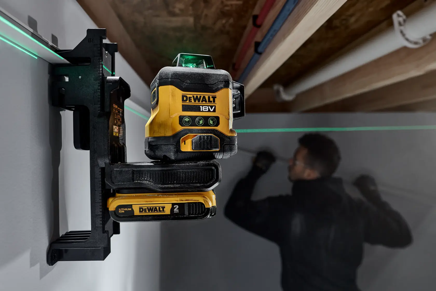 Laser multilinea con raggio verde classe 2 (510-530nm). 1 Batteria XR Litio 18V 2Ah