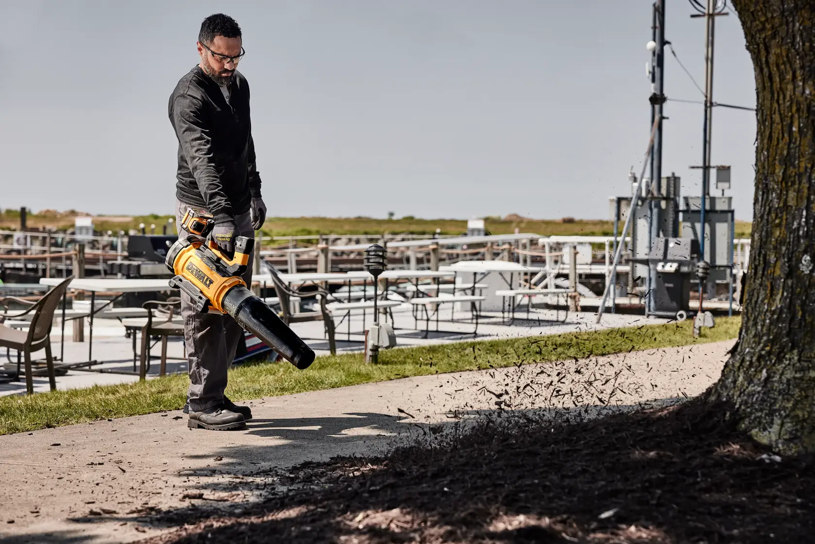 Soffiatore assiale XR Flexvolt 54V, motore BRUSHLESS, Modalità TURBIO, Portata massima 21.5 m3/min, Velocità 280km/h. 1 batteria Flex Volt 9Ah, caricabatterie, 2 tubi