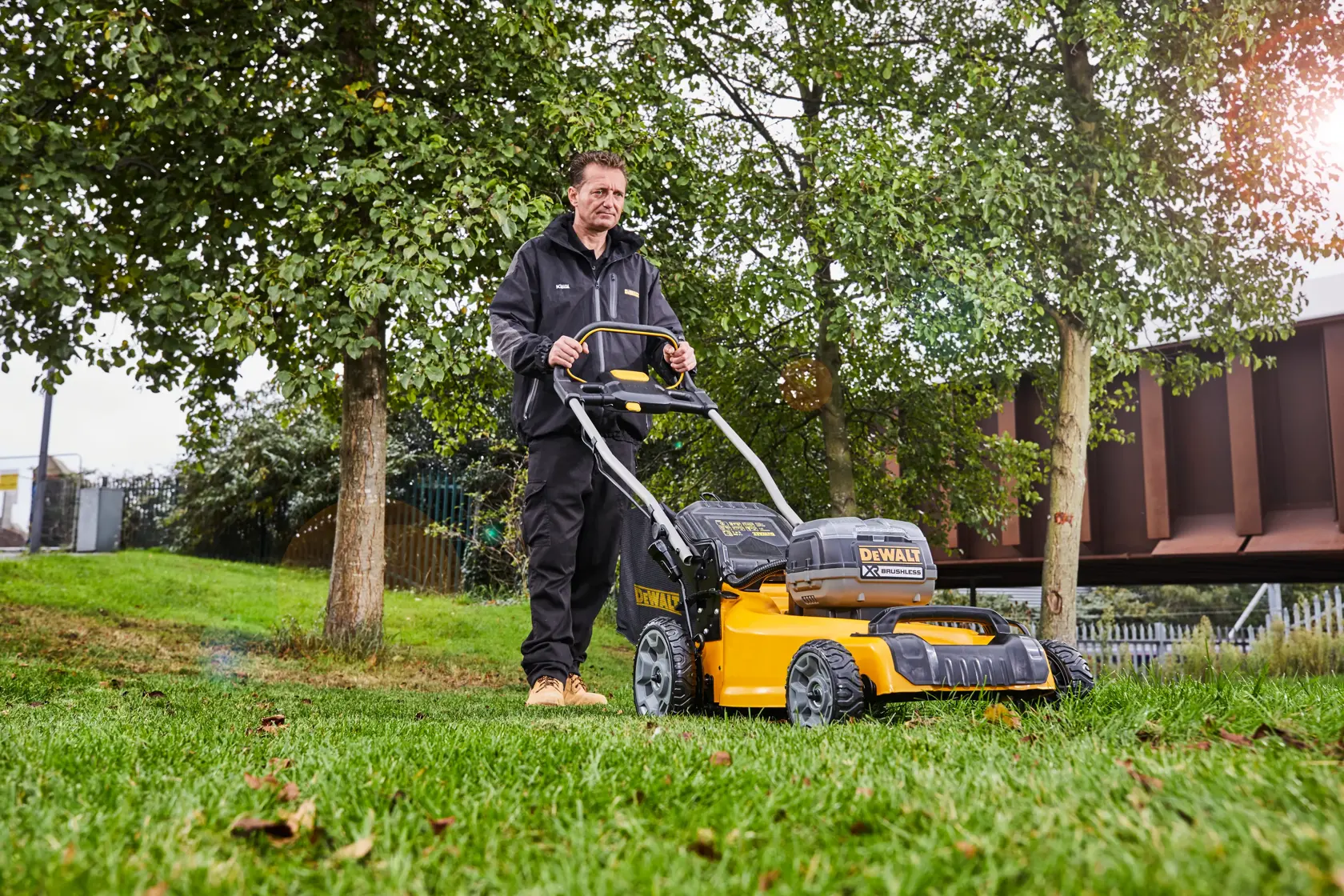 Rasaerba DEWALT 2x18V XR - Unità senza batteria e caricabatterie