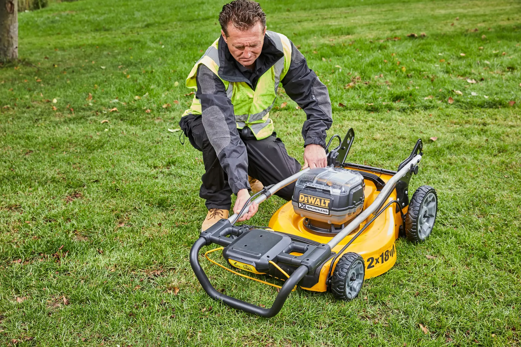Rasaerba DEWALT 2x18V XR - Unità senza batteria e caricabatterie