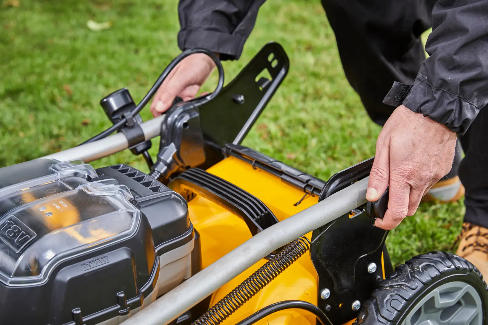 Rasaerba DEWALT 2x18V XR - Unità senza batteria e caricabatterie
