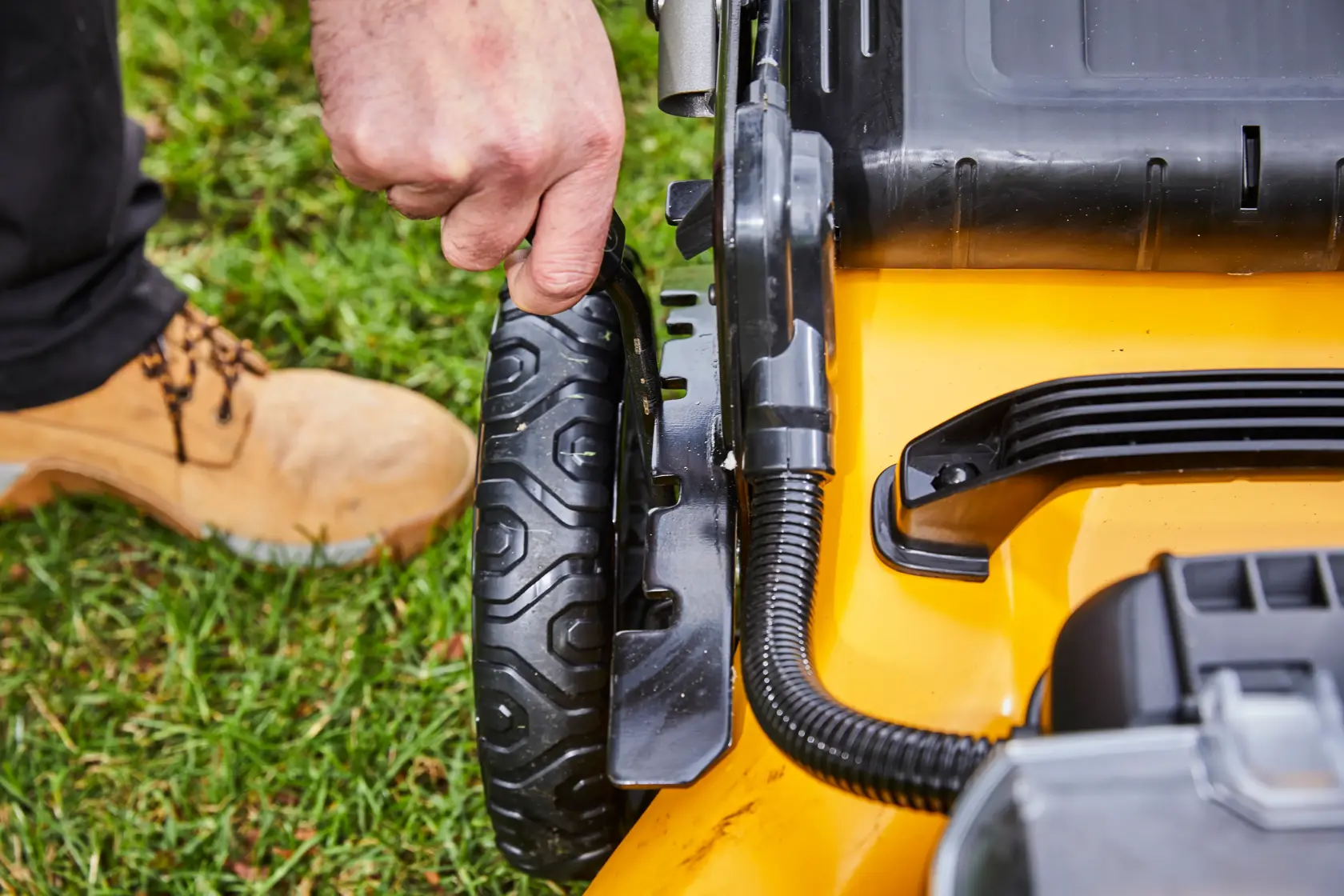 Rasaerba DEWALT 2x18V XR - Unità senza batteria e caricabatterie