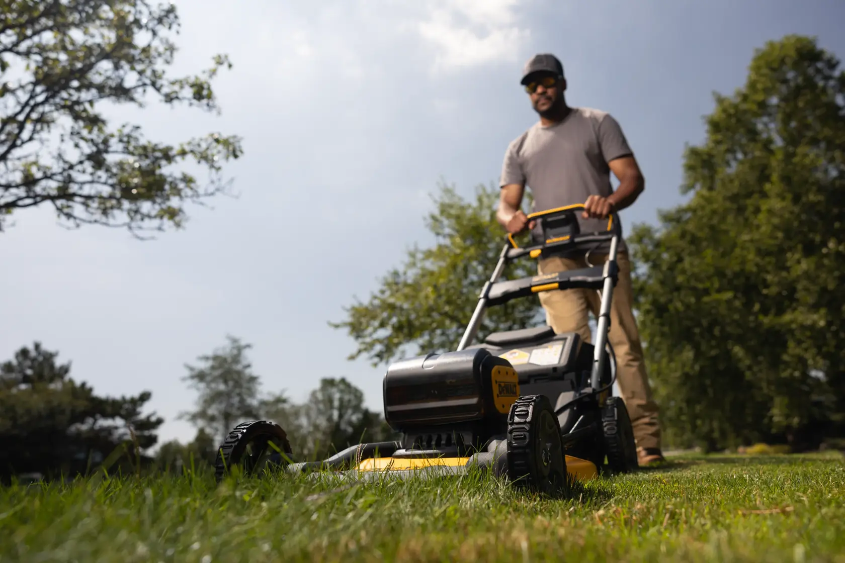 Rasaerba a spinta XR 18Vx2, motore BRUSHLESS, funzionamento doppia batteria con output 36V, ampiezza taglio 53cm Ø 53 cm ad alta efficienza, Motore brushless autosensing a trasmissione diretta. Senza batteria e caricabatteria.
