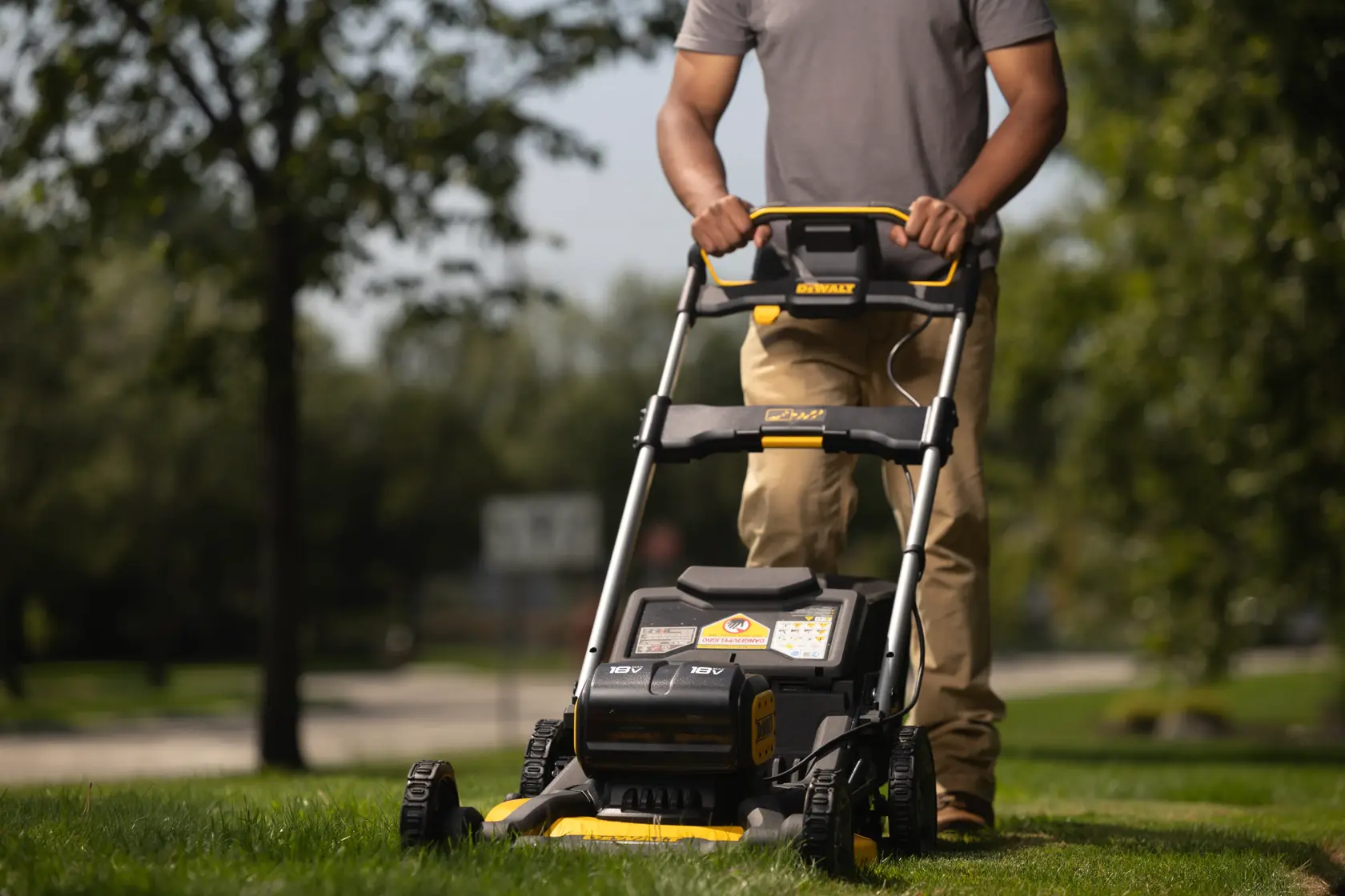 Rasaerba a spinta XR 18Vx2, motore BRUSHLESS, funzionamento doppia batteria con output 36V, ampiezza taglio 53cm Ø 53 cm ad alta efficienza, Motore brushless autosensing a trasmissione diretta. Senza batteria e caricabatteria.