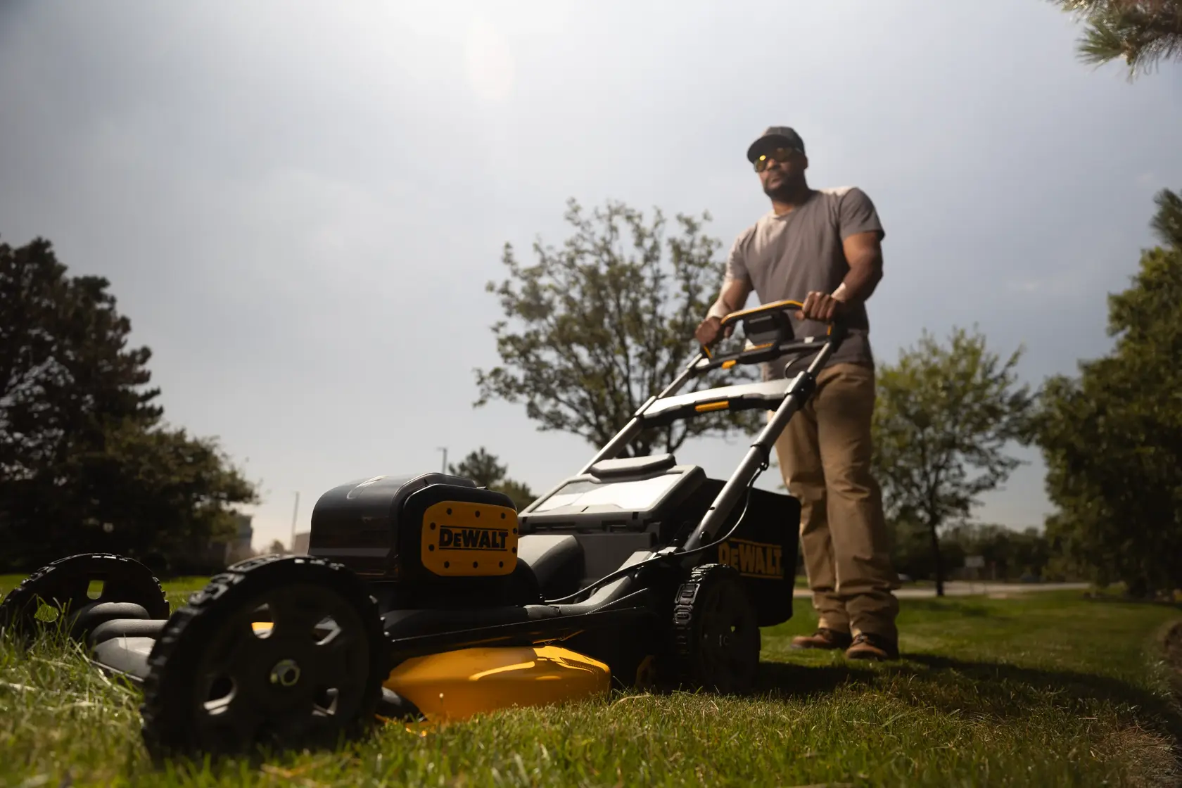 Rasaerba a spinta XR 18Vx2, motore BRUSHLESS, funzionamento doppia batteria con output 36V, ampiezza taglio 53cm Ø 53 cm ad alta efficienza, Motore brushless autosensing a trasmissione diretta. Senza batteria e caricabatteria.