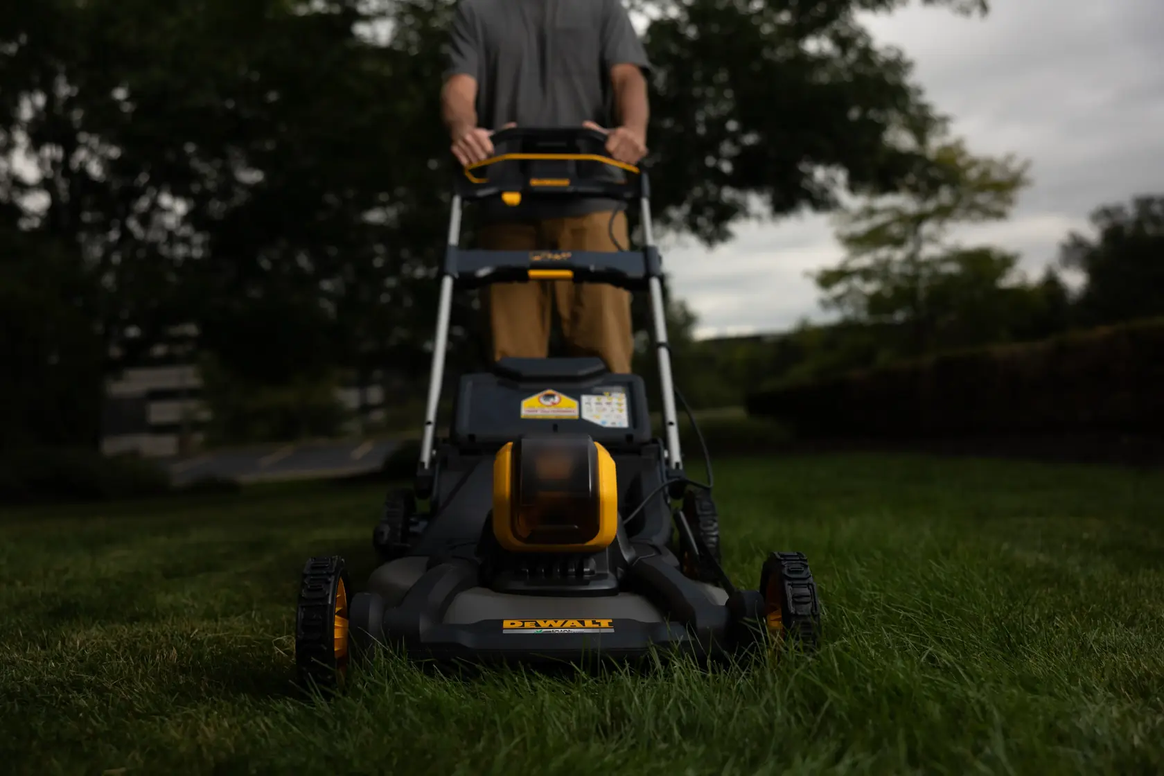 Rasaerba a spinta XR FV 54V, motore BRUSHLESS, ampiezza taglio 53cm Ø 53 cm ad alta efficienza, Motore brushless autosensing a trasmissione diretta. Senza batteria e caricabatteria.