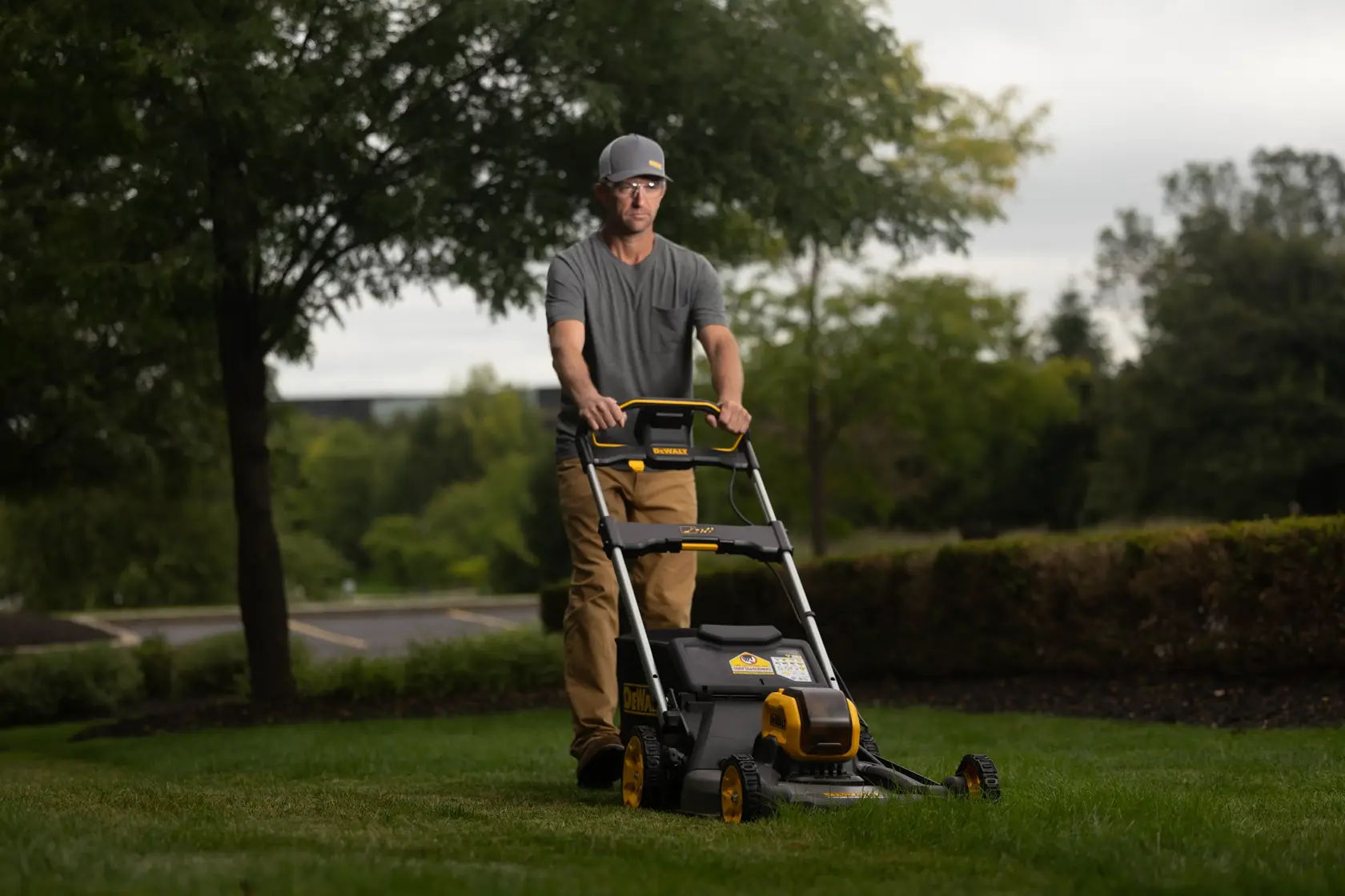 Rasaerba a spinta XR FV 54V, motore BRUSHLESS, ampiezza taglio 53cm Ø 53 cm ad alta efficienza, Motore brushless autosensing a trasmissione diretta. Senza batteria e caricabatteria.