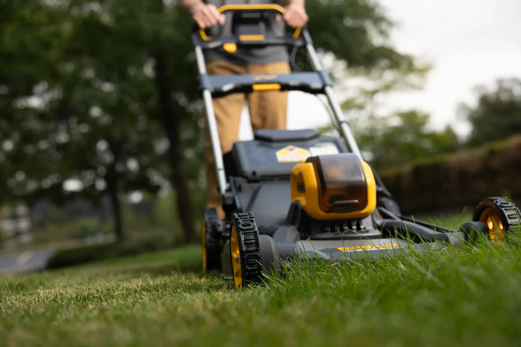 Rasaerba a spinta XR FV 54V, motore BRUSHLESS, ampiezza taglio 53cm Ø 53 cm ad alta efficienza, Motore brushless autosensing a trasmissione diretta. Senza batteria e caricabatteria.