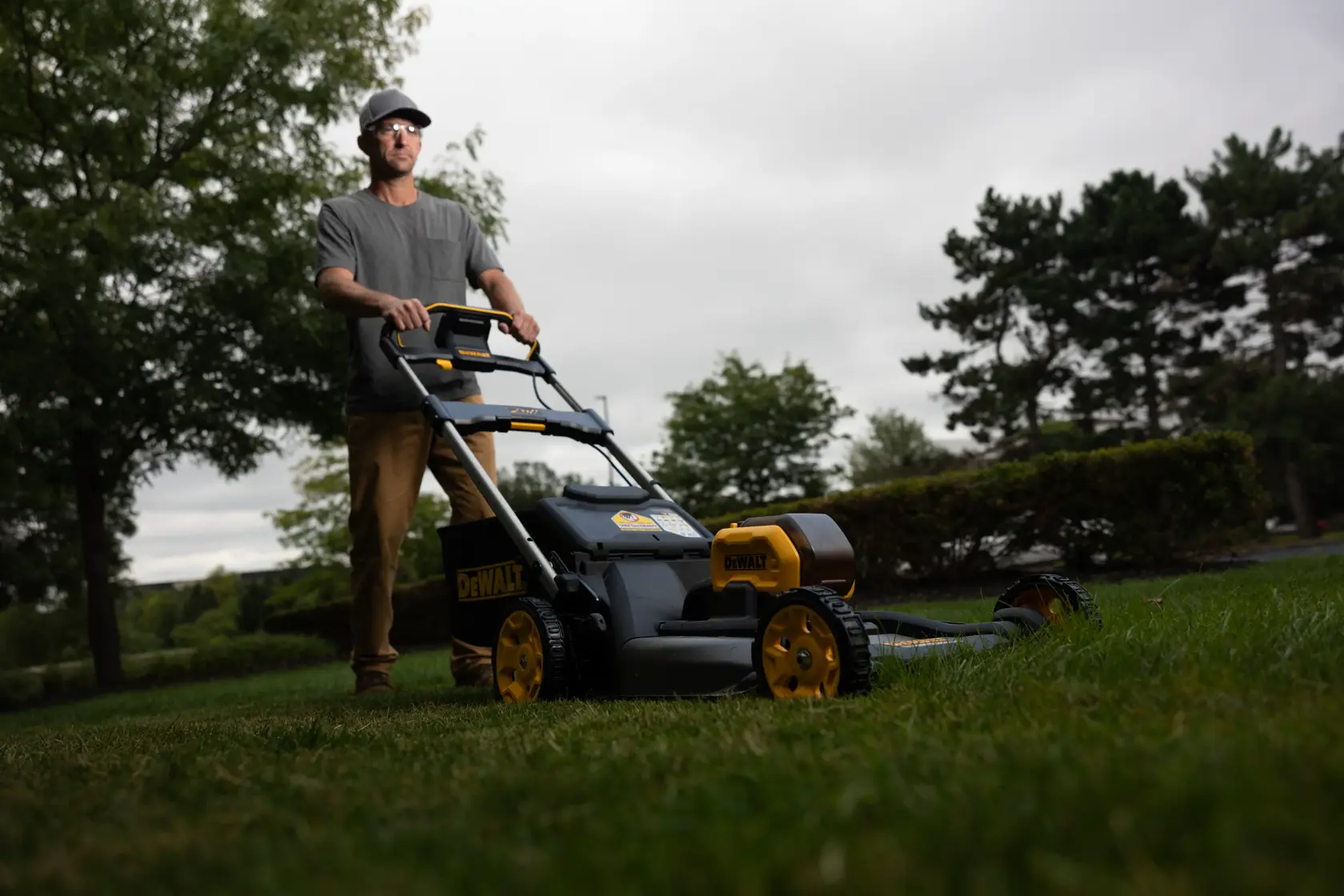 Rasaerba a spinta XR FV 54V, motore BRUSHLESS, ampiezza taglio 53cm Ø 53 cm ad alta efficienza, Motore brushless autosensing a trasmissione diretta. Senza batteria e caricabatteria.