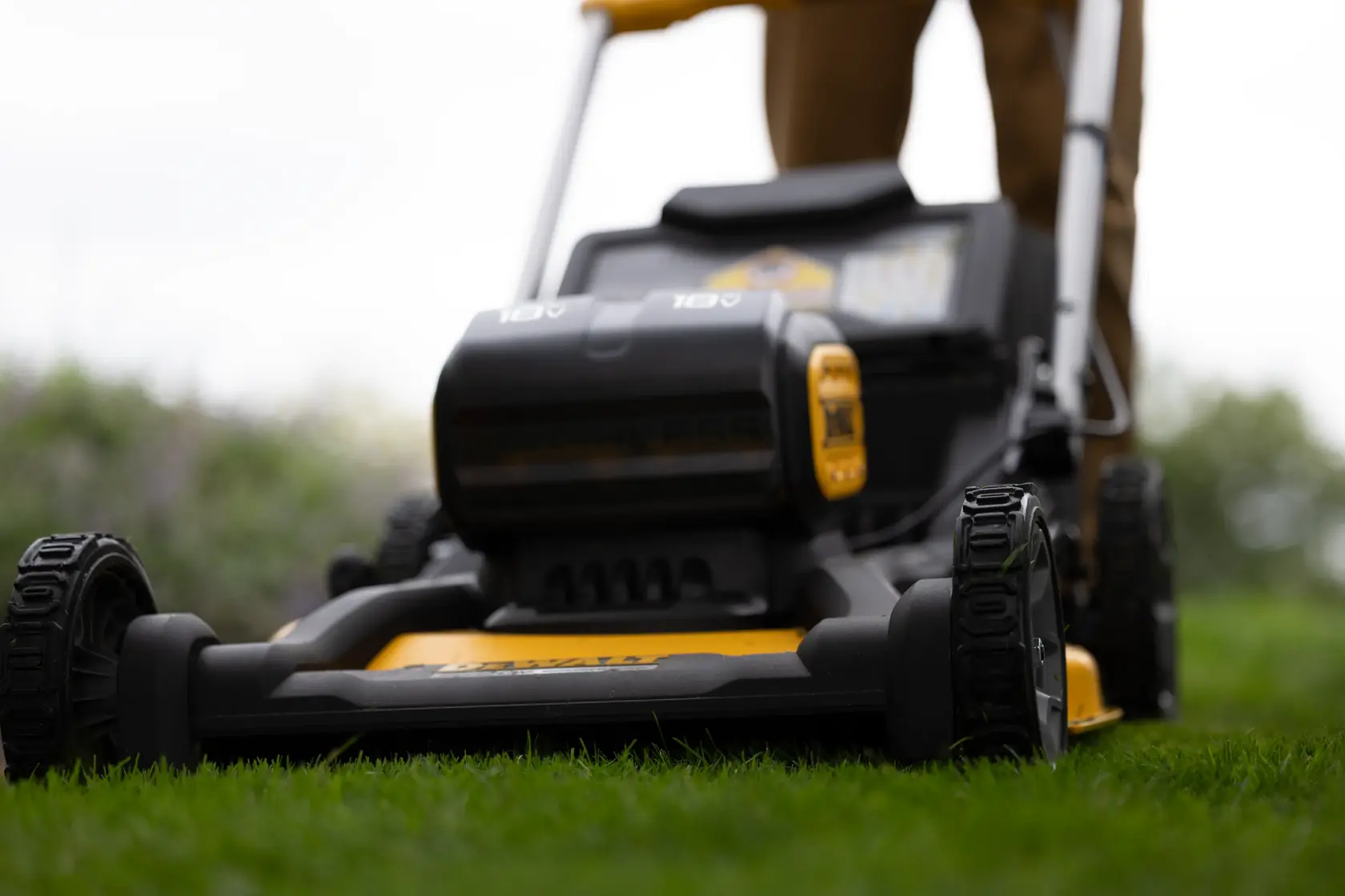 Rasaerba semovente XR 18Vx2, motore BRUSHLESS, funzionamento doppia batteria con output 36V, ampiezza taglio 53cm Ø 53 cm ad alta efficienza, Motore brushless autosensing a trasmissione diretta. Senza batteria e caricabatteria.