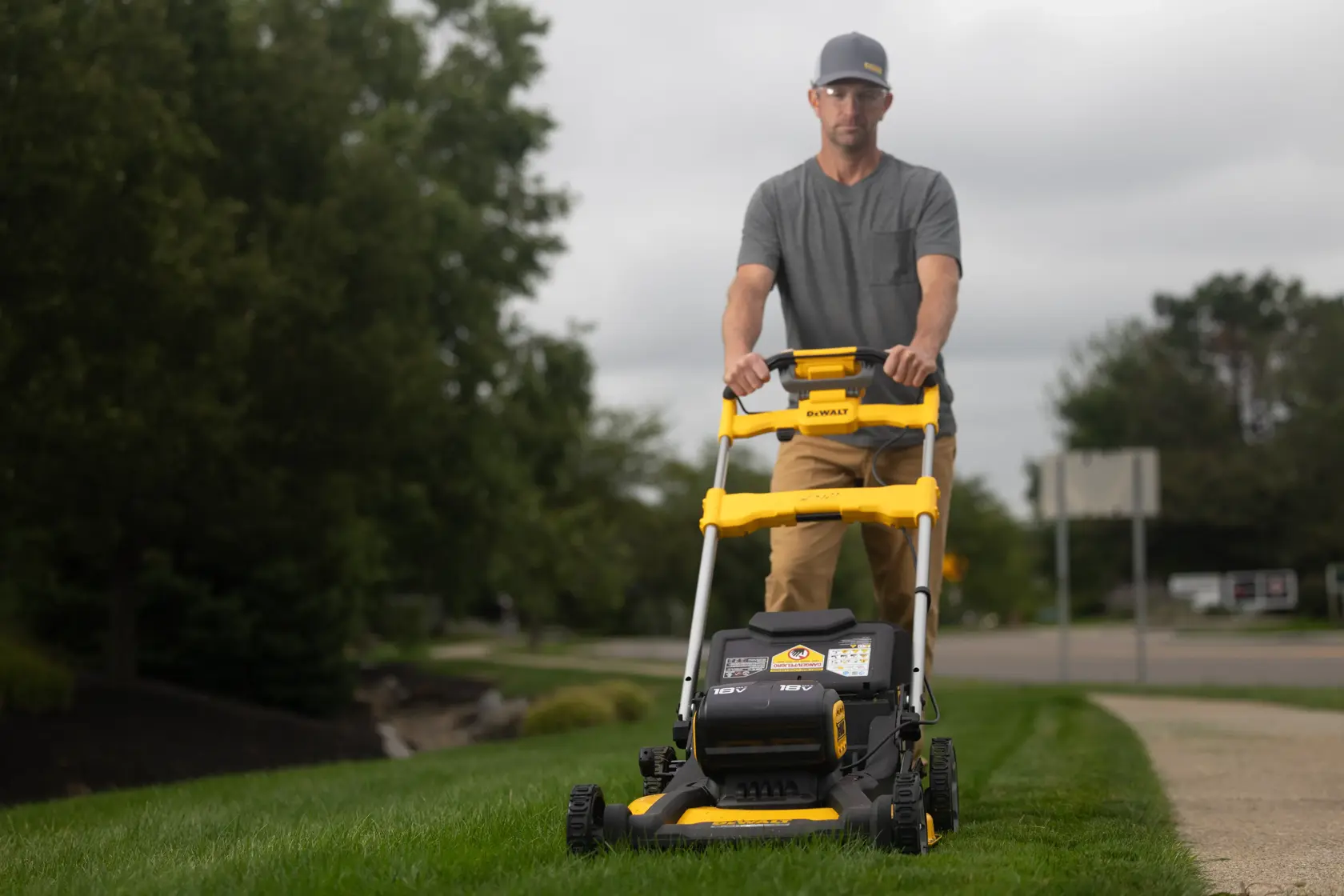 Rasaerba semovente XR 18Vx2, motore BRUSHLESS, funzionamento doppia batteria con output 36V, ampiezza taglio 53cm Ø 53 cm ad alta efficienza, Motore brushless autosensing a trasmissione diretta. Senza batteria e caricabatteria.