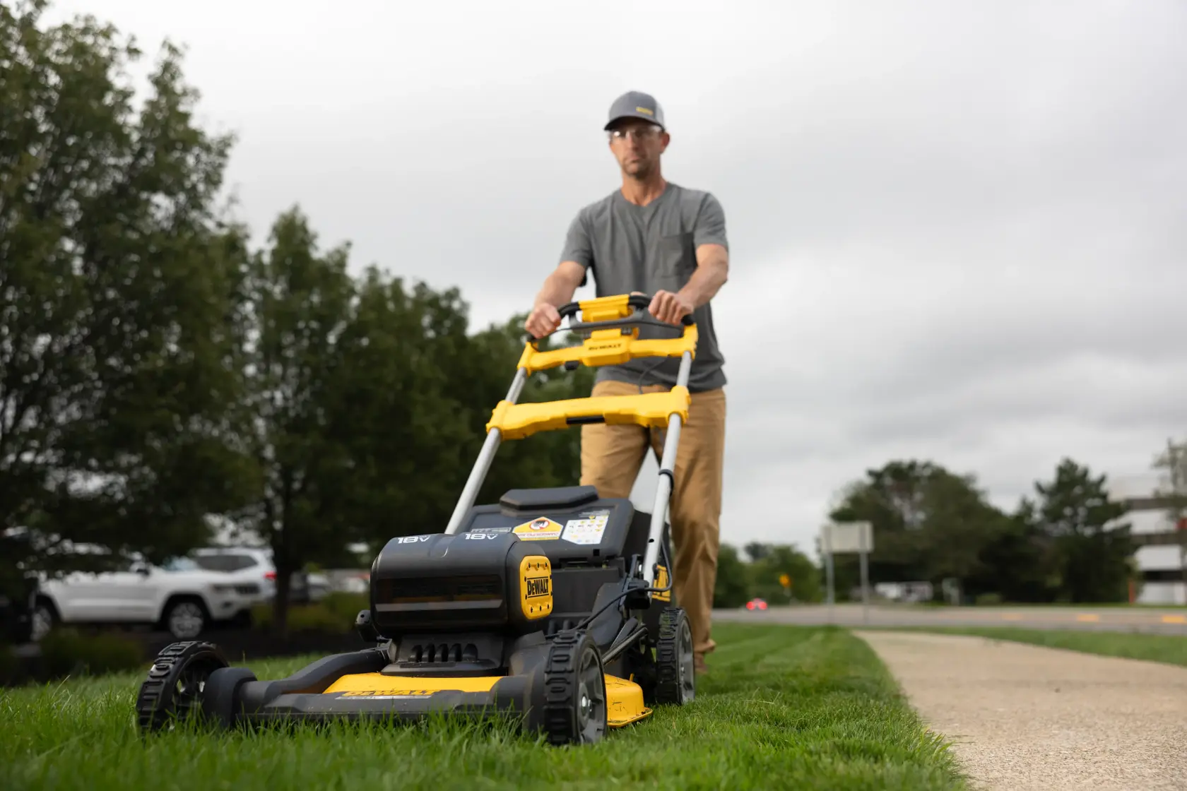 Rasaerba semovente XR 18Vx2, motore BRUSHLESS, funzionamento doppia batteria con output 36V, ampiezza taglio 53cm Ø 53 cm ad alta efficienza, Motore brushless autosensing a trasmissione diretta. Senza batteria e caricabatteria.