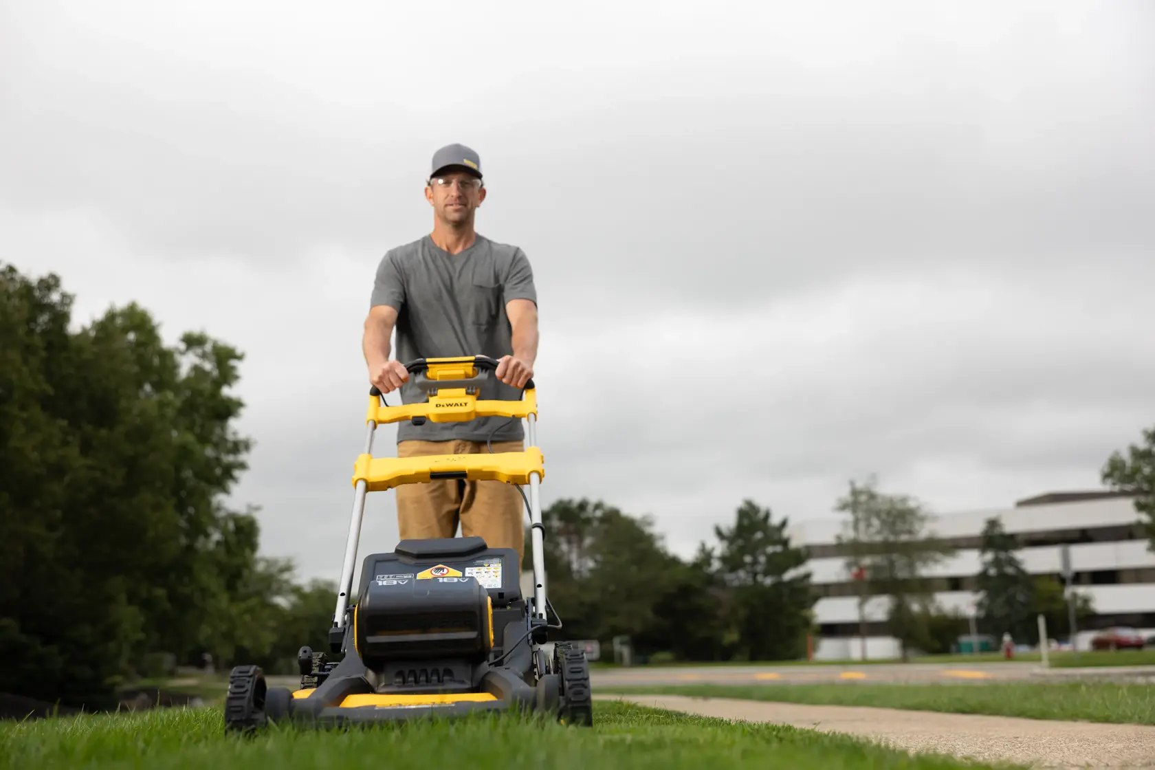Rasaerba semovente XR 18Vx2, motore BRUSHLESS, funzionamento doppia batteria con output 36V, ampiezza taglio 53cm Ø 53 cm ad alta efficienza, Motore brushless autosensing a trasmissione diretta. Senza batteria e caricabatteria.