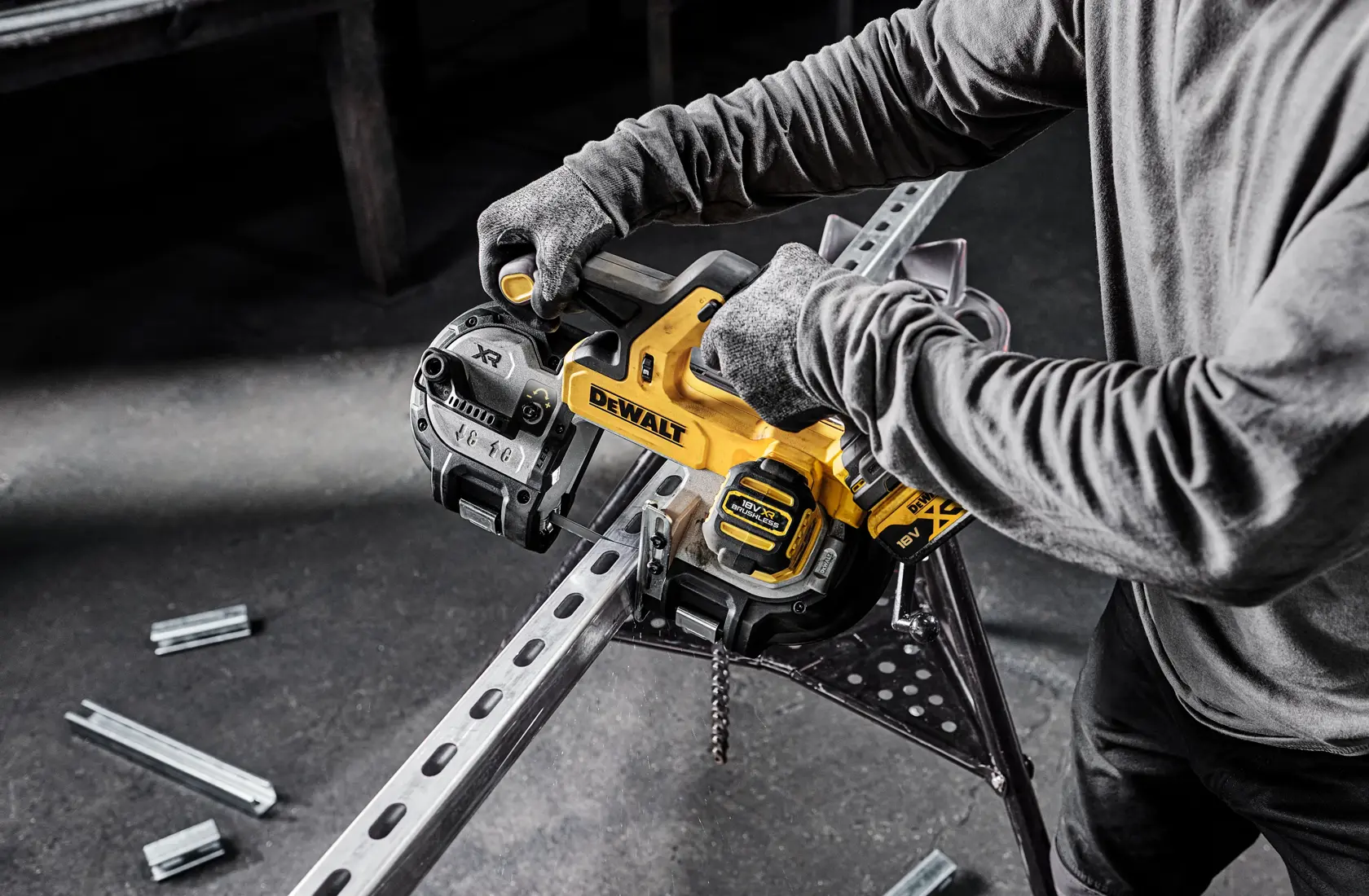 Sega a nastro per metalli compatta 18V Motore BRUSHLESS. 5 selezioni di velocità, con scatola di cartone senza batterie e caricabatterie.
