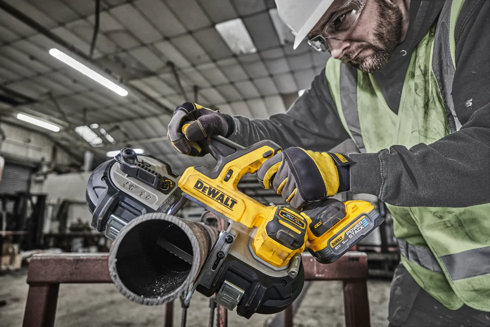 Sega a nastro per metalli compatta 18V Motore BRUSHLESS. 5 selezioni di velocità, con scatola di cartone senza batterie e caricabatterie.