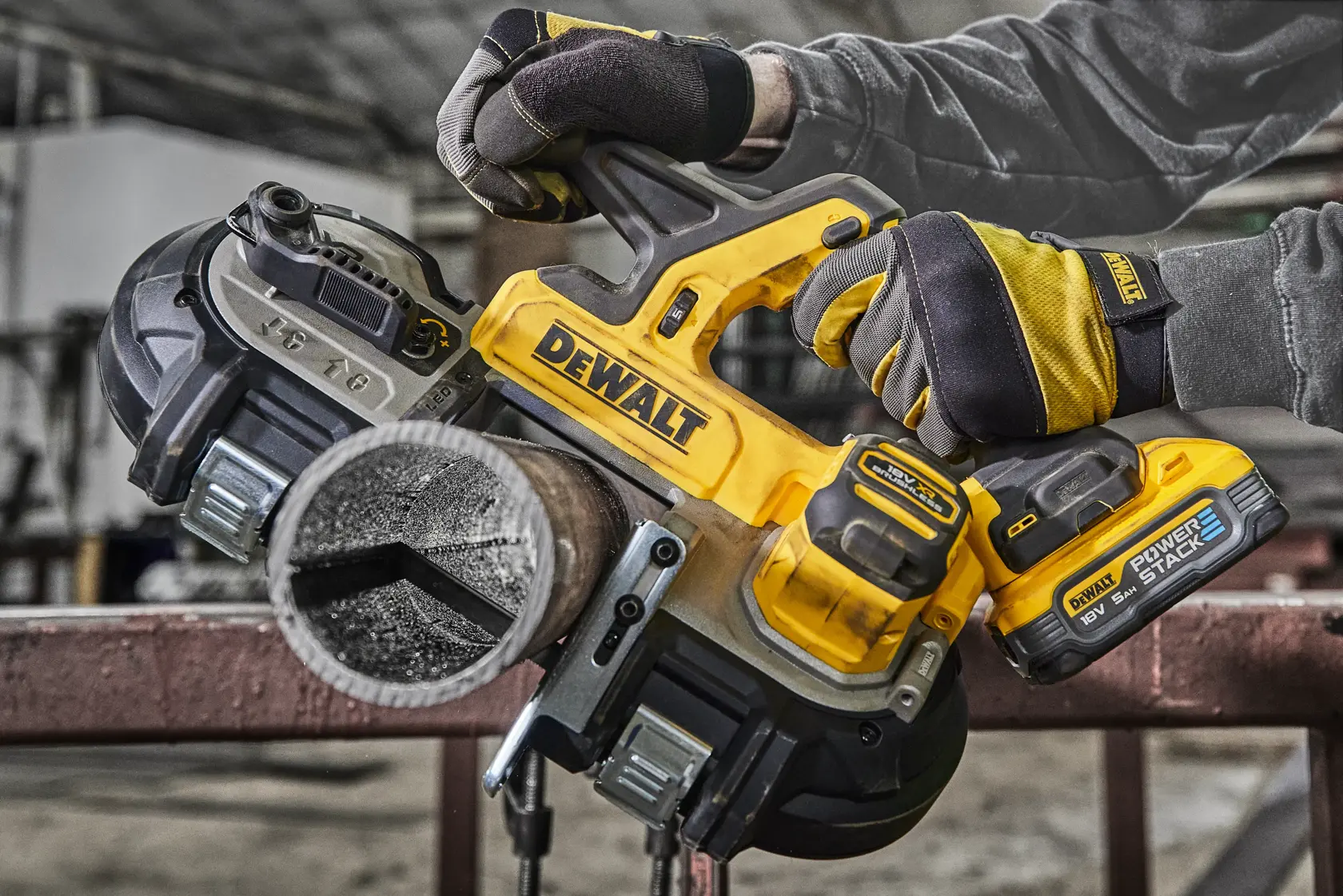 Sega a nastro per metalli compatta 18V Motore BRUSHLESS. 5 selezioni di velocità, con scatola di cartone senza batterie e caricabatterie.