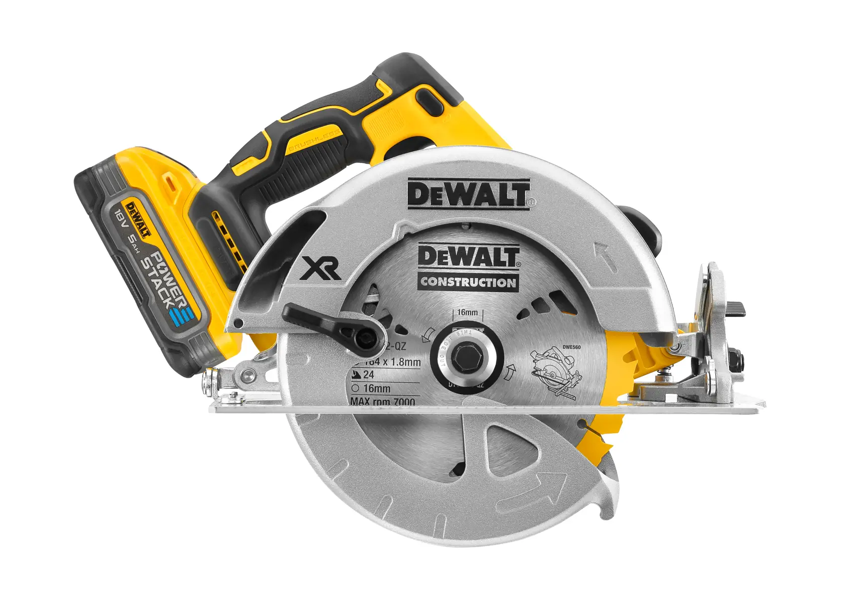 Una sega circolare senza fili DEWALT, con impugnatura ergonomica gialla e nera e lama con marchio DEWALT. La sega include una batteria Power Stack ed è progettata per lavori di costruzione.