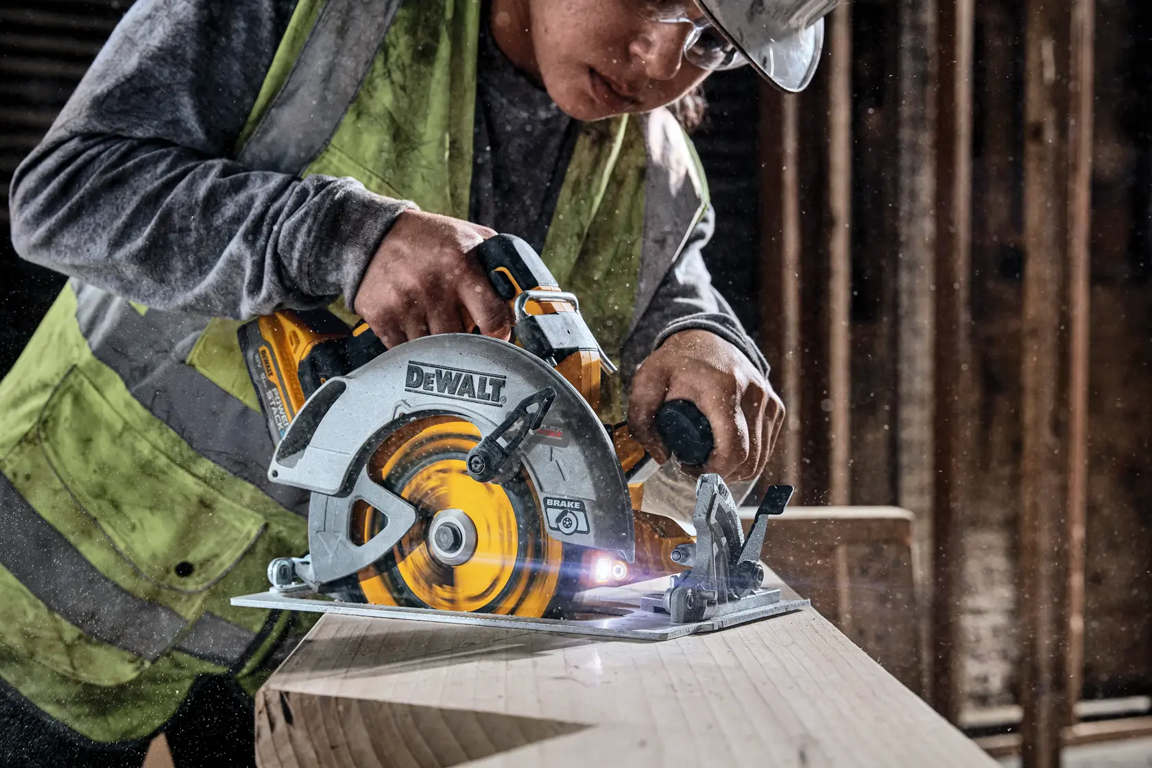 Sega Circolare 18V Motore BRUSHLESS. 5500 giri/min., Ø lama/foro 190/30 mm, inclinazione testa 57°, Max profondità di taglio 90°/45° pari a 67/45 mm