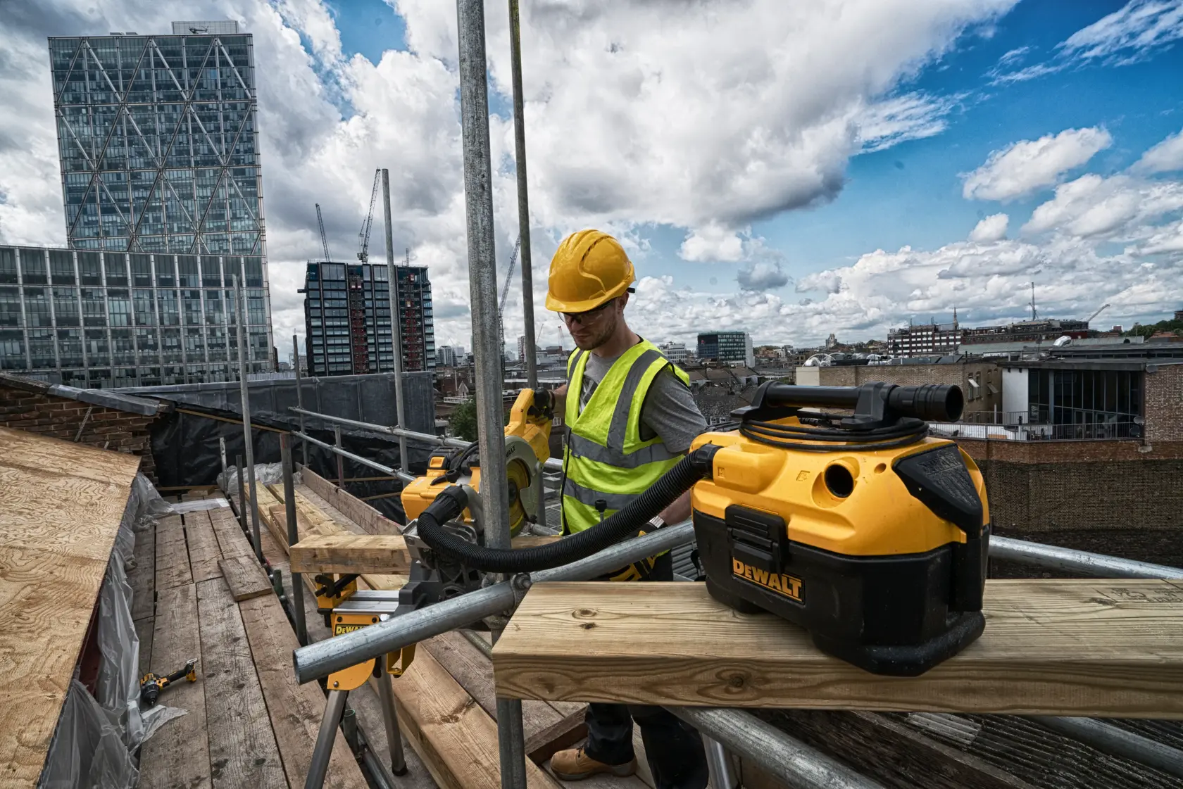 Un aspirateur portable DEWALT pour liquides et solides avec un design jaune et noir, doté d’un tuyau flexible et d’une poignée robuste.