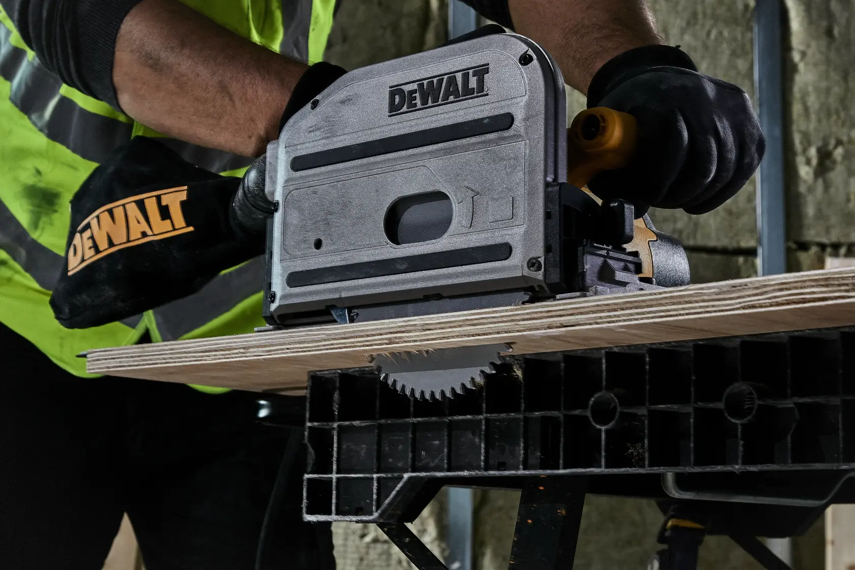 Graphique montrant la marque DEWALT XTREME Sub-Compact Series avec le slogan 'Compact et performance garantie' sur un fond jaune.