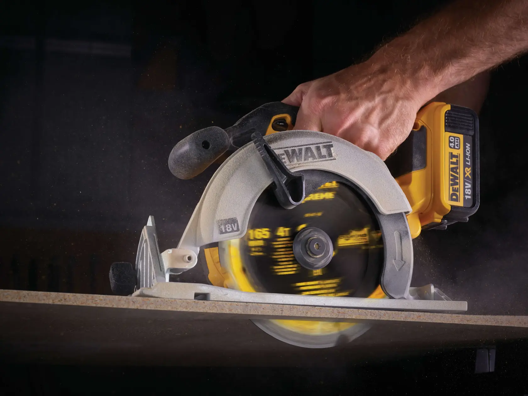 Graphique montrant la marque DEWALT XTREME Sub-Compact Series avec le slogan 'Compact et performance garantie' sur un fond jaune.