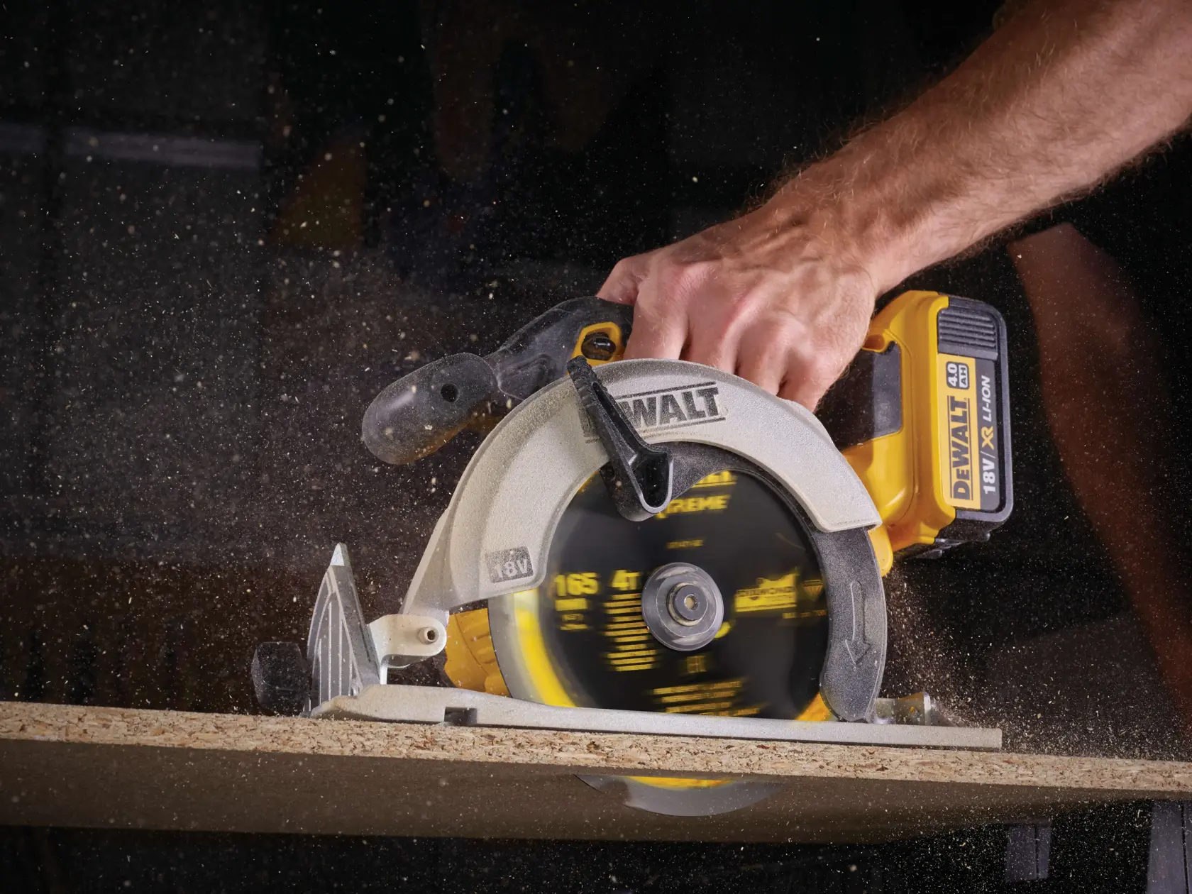 Graphique montrant la marque DEWALT XTREME Sub-Compact Series avec le slogan 'Compact et performance garantie' sur un fond jaune.
