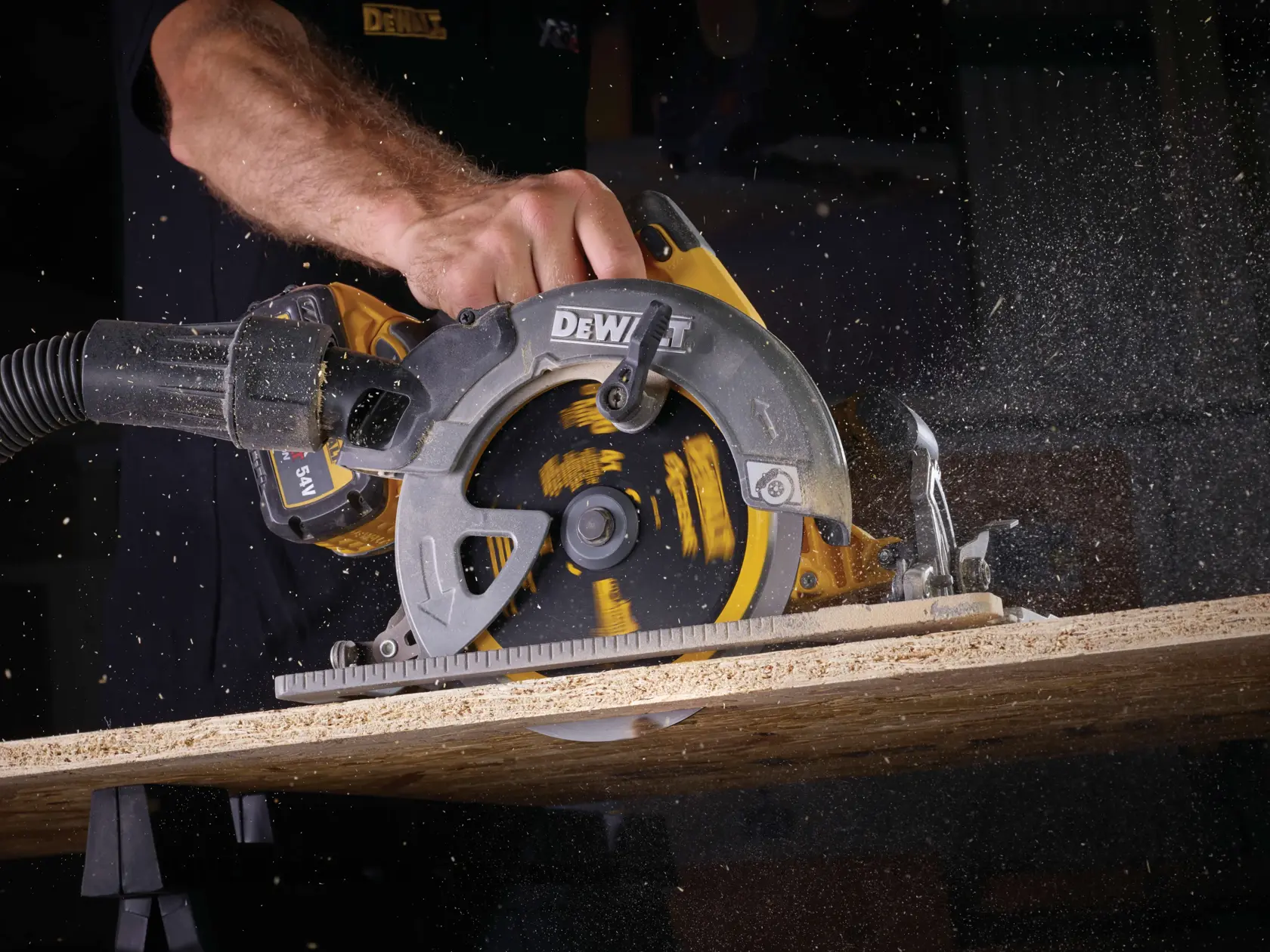 Graphique montrant la marque DEWALT XTREME Sub-Compact Series avec le slogan 'Compact et performance garantie' sur un fond jaune.