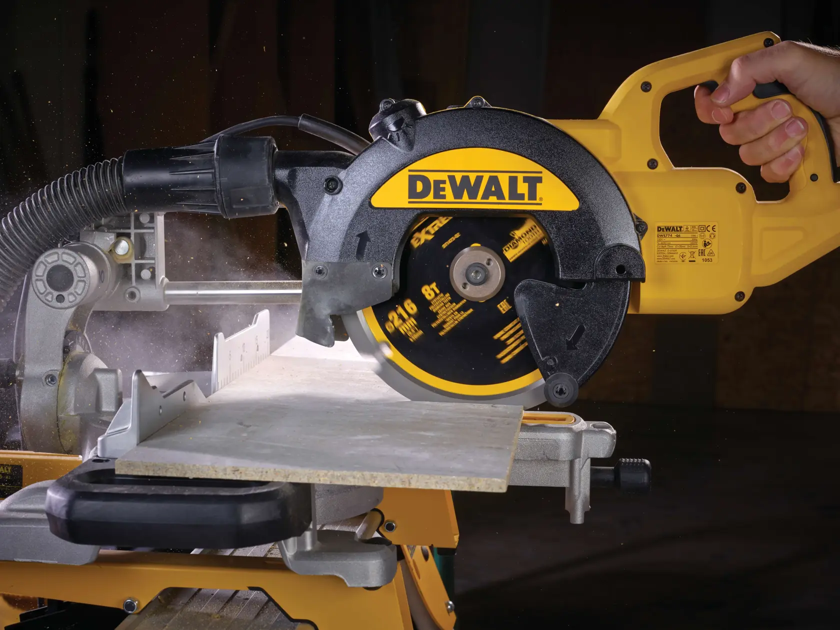 Graphique montrant la marque DEWALT XTREME Sub-Compact Series avec le slogan 'Compact et performance garantie' sur un fond jaune.