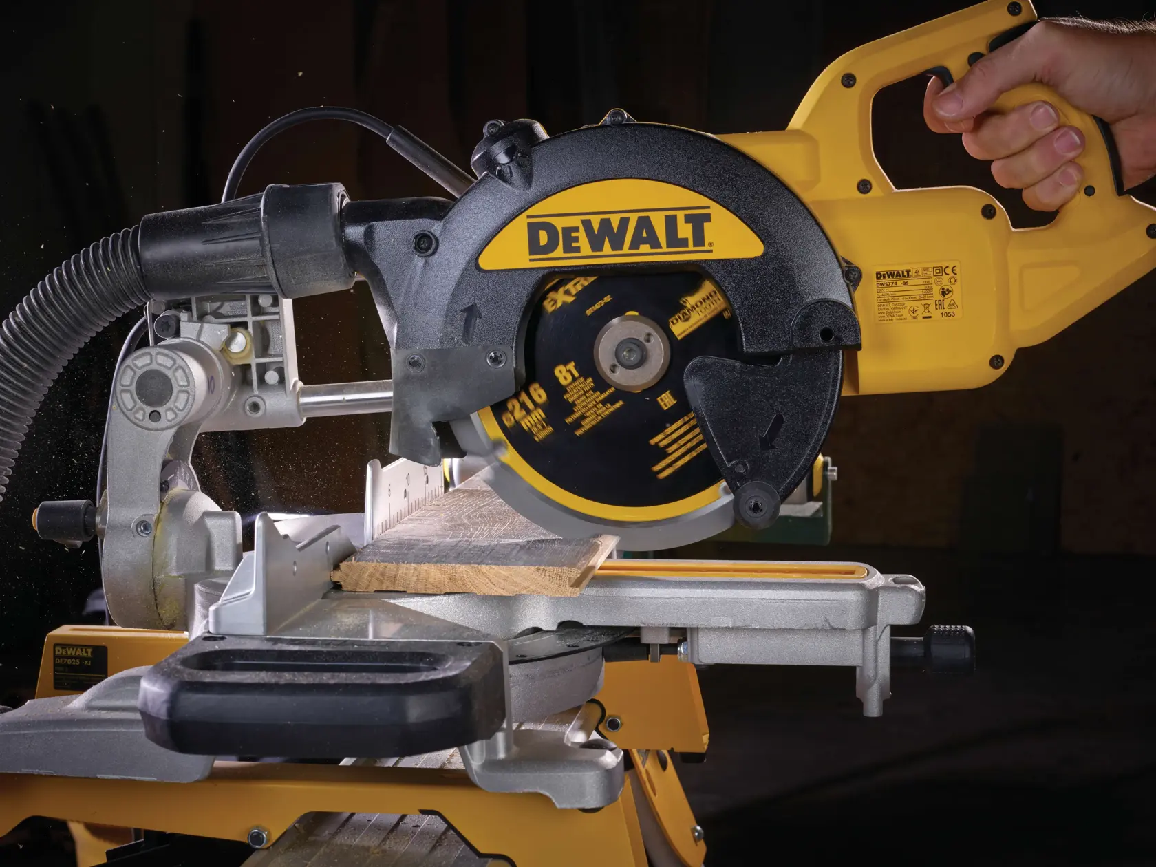 Graphique montrant la marque DEWALT XTREME Sub-Compact Series avec le slogan 'Compact et performance garantie' sur un fond jaune.