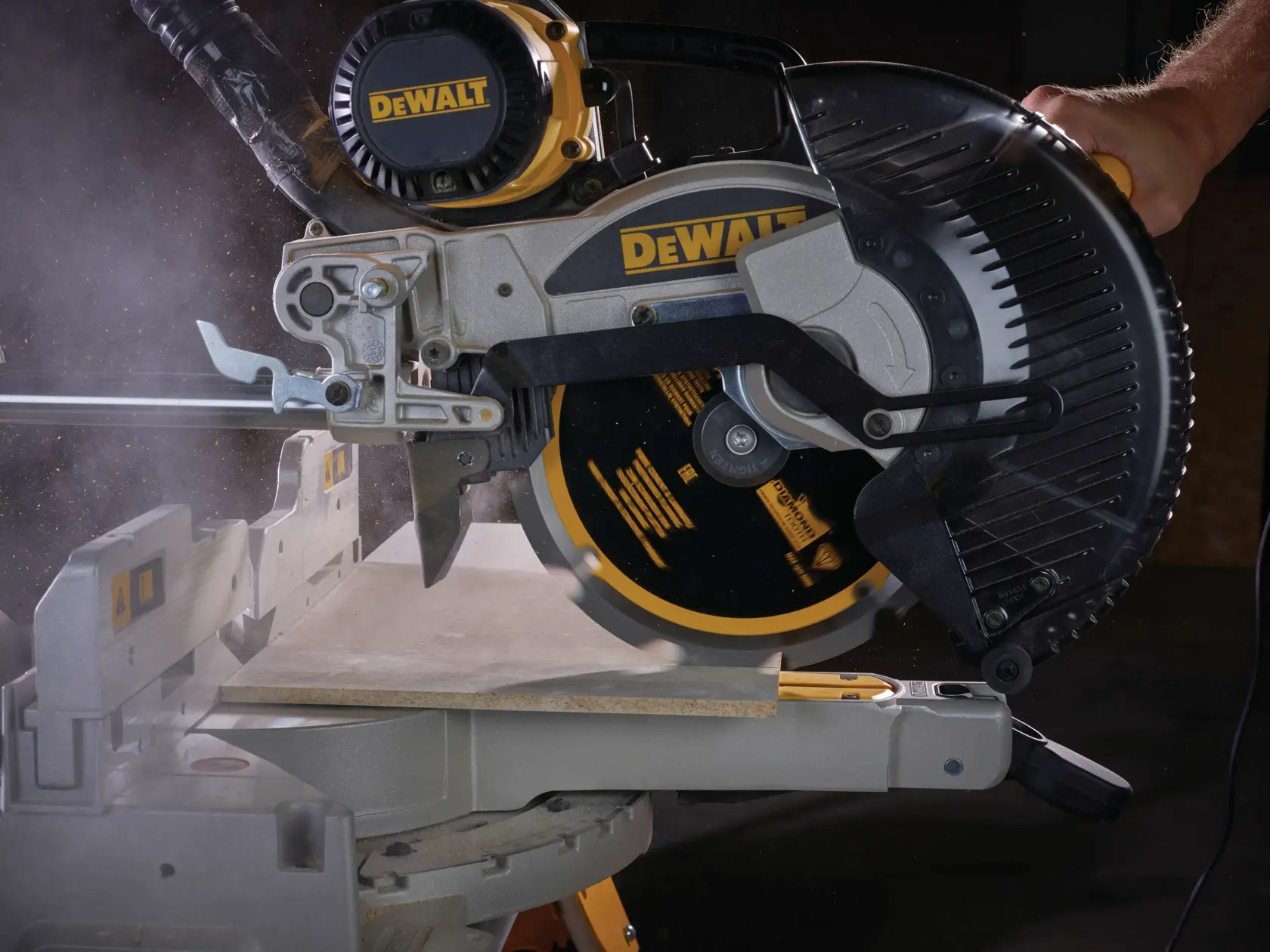 Graphique montrant la marque DEWALT XTREME Sub-Compact Series avec le slogan 'Compact et performance garantie' sur un fond jaune.