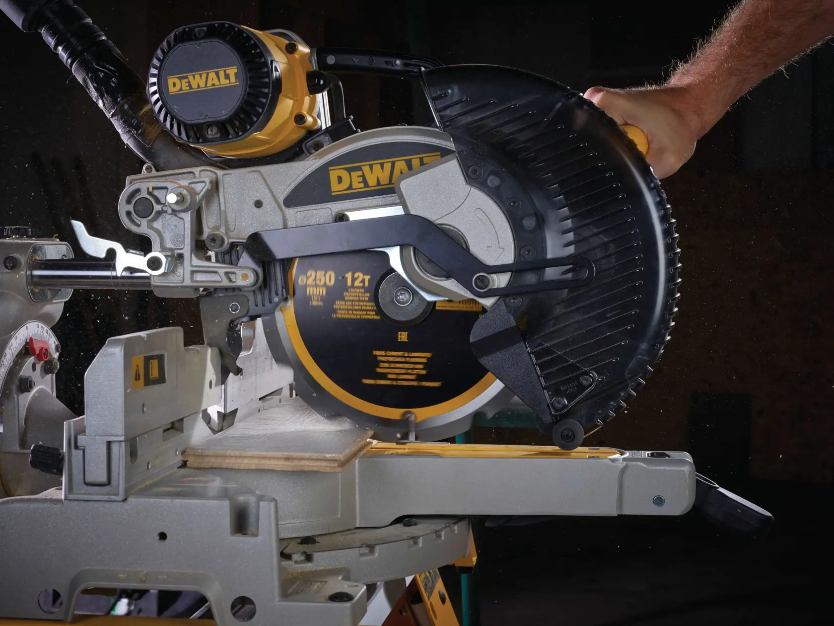 Graphique montrant la marque DEWALT XTREME Sub-Compact Series avec le slogan 'Compact et performance garantie' sur un fond jaune.