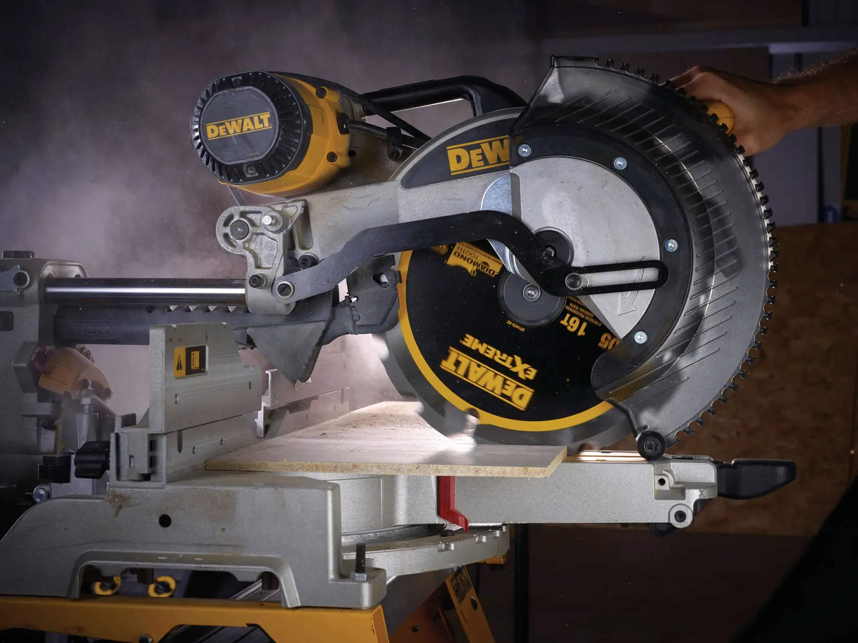 Graphique montrant la marque DEWALT XTREME Sub-Compact Series avec le slogan 'Compact et performance garantie' sur un fond jaune.