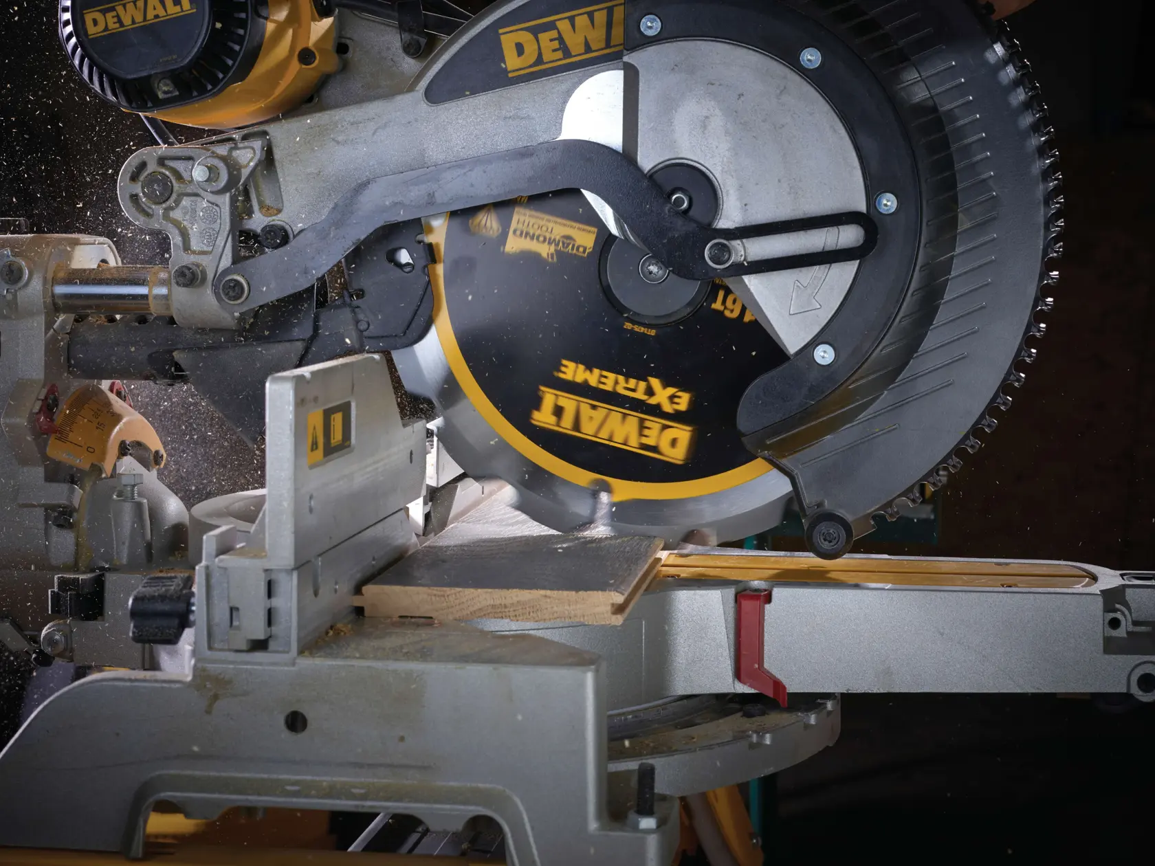 Graphique montrant la marque DEWALT XTREME Sub-Compact Series avec le slogan 'Compact et performance garantie' sur un fond jaune.